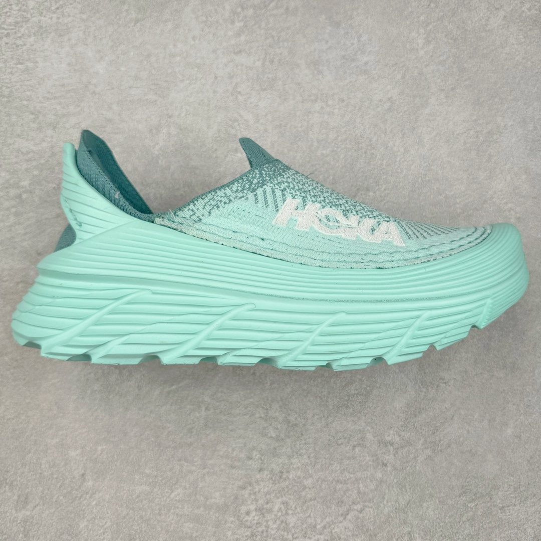 ＃HK纯原 HOKA ONE ONE Restore TC 一脚蹬徒步舒适缓震运动鞋 继承了 HOKA ONE ONE® 标志性的缓冲中底，兼具轻盈脚感和出众缓震。NEWOK本期为大家准备了两款各具特色HOKA ONE ONE Restore TC 鞋款，希望能为你的夏日穿搭提供更多灵感。鞋款鞋面采用弹性布料，鞋面透气舒适，日常穿搭舒适不磨脚。鞋款以弹性松紧织带取代传统鞋带设计，省事又省心，“一脚蹬”简直是最具懒人属性的球鞋，低调朴素又不失质感。重量不到百克，依旧是外形“笨拙”实则是轻巧、舒适与安全兼备的品牌固有打法。搭配上，无论是夏日短裤造型，还是搭配你的长袜，Restore TC 能够满足你的多种穿搭。舒适程度堪比众多大牌“老头乐”，鞋底的厚厚的泡沫鞋垫让你深陷其中！尺码：36 36.5 37.5 38 38.5 39 40 40.5 41 42 42.5 43 44 44.5 45-选品中心
