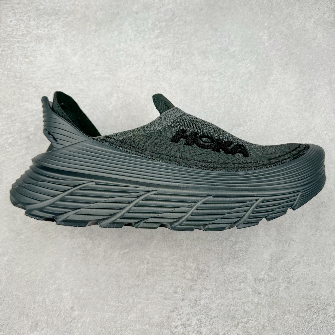 ＃HK纯原 HOKA ONE ONE Restore TC 一脚蹬徒步舒适缓震运动鞋 继承了 HOKA ONE ONE® 标志性的缓冲中底，兼具轻盈脚感和出众缓震。NEWOK本期为大家准备了两款各具特色HOKA ONE ONE Restore TC 鞋款，希望能为你的夏日穿搭提供更多灵感。鞋款鞋面采用弹性布料，鞋面透气舒适，日常穿搭舒适不磨脚。鞋款以弹性松紧织带取代传统鞋带设计，省事又省心，“一脚蹬”简直是最具懒人属性的球鞋，低调朴素又不失质感。重量不到百克，依旧是外形“笨拙”实则是轻巧、舒适与安全兼备的品牌固有打法。搭配上，无论是夏日短裤造型，还是搭配你的长袜，Restore TC 能够满足你的多种穿搭。舒适程度堪比众多大牌“老头乐”，鞋底的厚厚的泡沫鞋垫让你深陷其中！尺码：36 36.5 37.5 38 38.5 39 40 40.5 41 42 42.5 43 44 44.5 45-选品中心