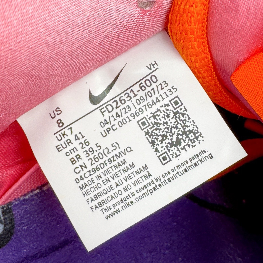 图片[18]-＃LJ渠道版特价 The Powerpuff Girls x NK SB Dunk Low 飞天小女警联名 粉色花花 FD2631-600 鞋身以主人公标志性的颜色为灵感设计 整体以皮革材质覆盖 搭配橙色Swoosh和鞋带呈现 十分亮眼 鞋舌标签部分采用卡通样式呈现 鞋舌上还带有\\\”The Powerpuff Girls\\\”字样的暗纹设计 表明鞋款主题 此外内衬部分也采用了缎面材质打造 鞋垫上还带有反派\\\”魔人啾啾\\\”图案 细节直接拉满了 鞋底也采用黑色中底搭配半透明橡胶外底呈现 为整个设计收尾 全套原楦原模倾力打造完美版型 独家原厂航空铝磨具打磨大底 鞋头坡度极致还原 无解鞋型 原盒原配 圈内天花板工艺 原厂冲刀 超高清洁度 全鞋零毛边皮料切割 采用原厂百宏鞋带以及原厂百宏织唛舌标 内标可供原厂几率过验 原厂中底布点胶 原厂中底布拉帮走线遵循公司 尺码对应库存‼️-选品中心