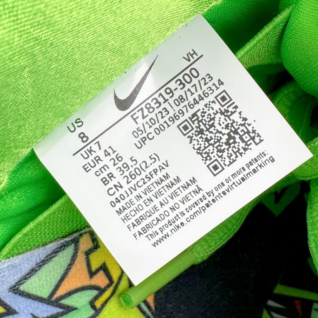 图片[18]-＃LJ渠道版特价 The Powerpuff Girls x NK SB Dunk Low 飞天小女警联名 绿色毛毛 FZ8319-300 鞋身以主人公标志性的颜色为灵感设计 整体以皮革材质覆盖 搭配橙色Swoosh和鞋带呈现 十分亮眼 鞋舌标签部分采用卡通样式呈现 鞋舌上还带有\\\”The Powerpuff Girls\\\”字样的暗纹设计 表明鞋款主题 此外内衬部分也采用了缎面材质打造 鞋垫上还带有反派\\\”魔人啾啾\\\”图案 细节直接拉满了 鞋底也采用黑色中底搭配半透明橡胶外底呈现 为整个设计收尾 全套原楦原模倾力打造完美版型 独家原厂航空铝磨具打磨大底 鞋头坡度极致还原 无解鞋型 原盒原配 圈内天花板工艺 原厂冲刀 超高清洁度 全鞋零毛边皮料切割 采用原厂百宏鞋带以及原厂百宏织唛舌标 内标可供原厂几率过验 原厂中底布点胶 原厂中底布拉帮走线遵循公司 尺码对应库存‼️-选品中心