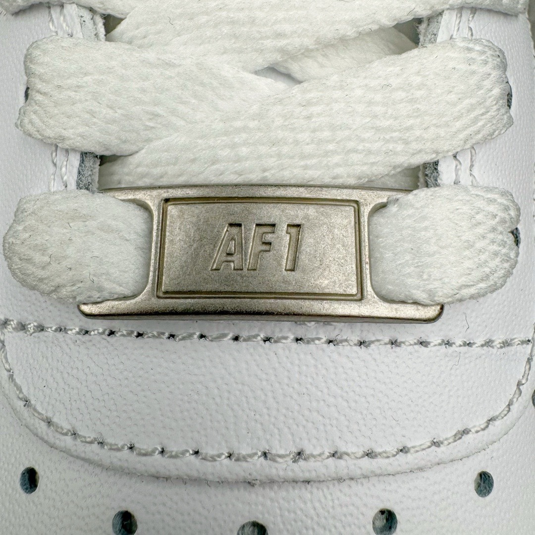 图片[15]-＃LJ渠道版特价 Sky High Farm Workwear x KAWS x NK Air Force 1 Low 空军一号三方联名低帮板鞋 白色 CW2288-111 共有两款配色问世 这一次 Sky High Farm Workwear 也是诚邀 KAWS 以及 NK Lab 多方共同打造了这双三方联名的空军一号以其中的白色款式为例的，直观看上去整体造型基本与普通白色的 Air Force 1 没有太大区别 唯一不同的也是最具亮点的就是鞋身两侧类似「云朵」造型的 Nike Swoosh这一设计也将象征着 KAWS 的标志性涂鸦风格体现的淋漓尽致 尺码对应库存‼️-选品中心