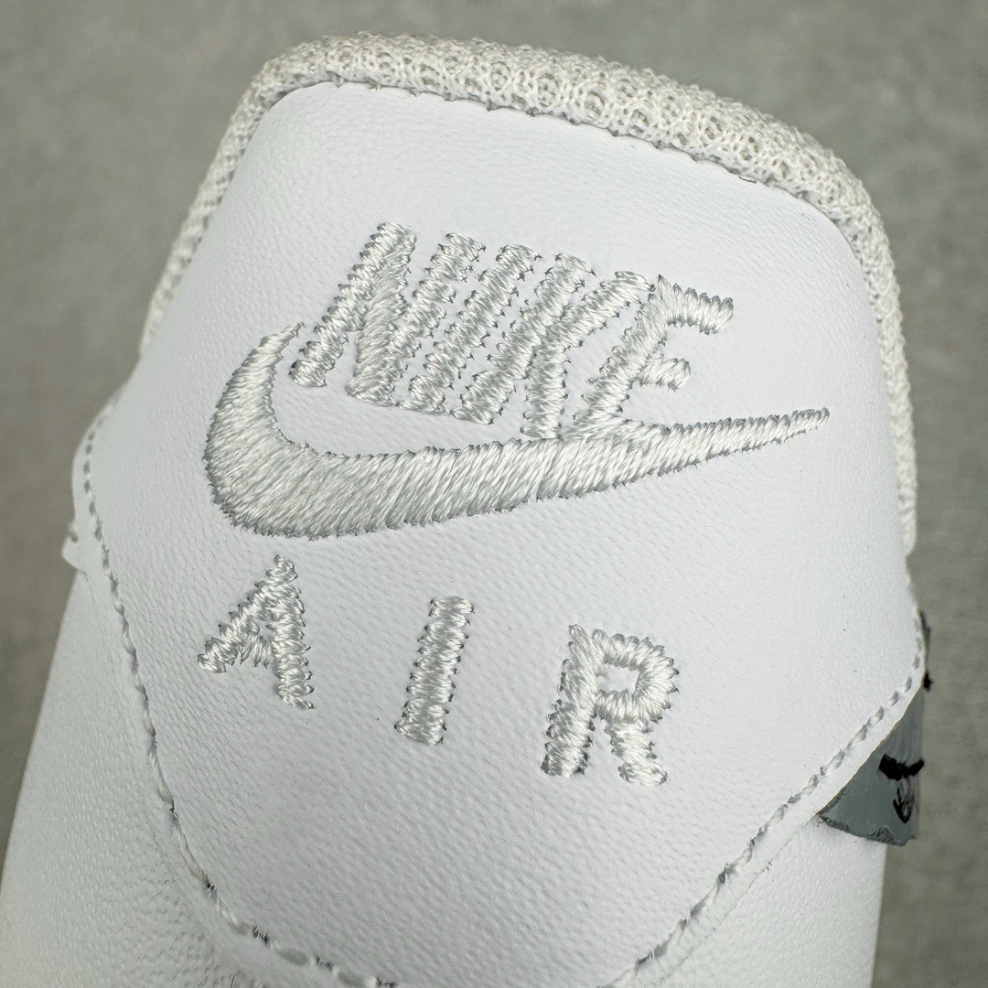 图片[12]-＃LJ渠道版特价 Sky High Farm Workwear x KAWS x NK Air Force 1 Low 空军一号三方联名低帮板鞋 白色 CW2288-111 共有两款配色问世 这一次 Sky High Farm Workwear 也是诚邀 KAWS 以及 NK Lab 多方共同打造了这双三方联名的空军一号以其中的白色款式为例的，直观看上去整体造型基本与普通白色的 Air Force 1 没有太大区别 唯一不同的也是最具亮点的就是鞋身两侧类似「云朵」造型的 Nike Swoosh这一设计也将象征着 KAWS 的标志性涂鸦风格体现的淋漓尽致 尺码对应库存‼️-选品中心