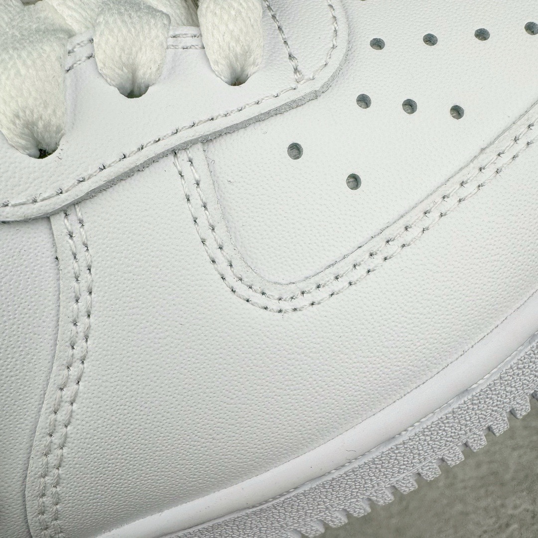 图片[14]-＃LJ渠道版特价 Sky High Farm Workwear x KAWS x NK Air Force 1 Low 空军一号三方联名低帮板鞋 白色 CW2288-111 共有两款配色问世 这一次 Sky High Farm Workwear 也是诚邀 KAWS 以及 NK Lab 多方共同打造了这双三方联名的空军一号以其中的白色款式为例的，直观看上去整体造型基本与普通白色的 Air Force 1 没有太大区别 唯一不同的也是最具亮点的就是鞋身两侧类似「云朵」造型的 Nike Swoosh这一设计也将象征着 KAWS 的标志性涂鸦风格体现的淋漓尽致 尺码对应库存‼️-选品中心