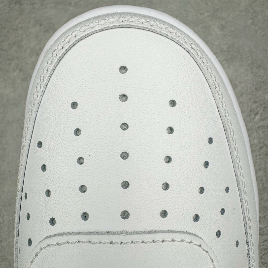 图片[13]-＃LJ渠道版特价 Sky High Farm Workwear x KAWS x NK Air Force 1 Low 空军一号三方联名低帮板鞋 白色 CW2288-111 共有两款配色问世 这一次 Sky High Farm Workwear 也是诚邀 KAWS 以及 NK Lab 多方共同打造了这双三方联名的空军一号以其中的白色款式为例的，直观看上去整体造型基本与普通白色的 Air Force 1 没有太大区别 唯一不同的也是最具亮点的就是鞋身两侧类似「云朵」造型的 Nike Swoosh这一设计也将象征着 KAWS 的标志性涂鸦风格体现的淋漓尽致 尺码对应库存‼️-选品中心