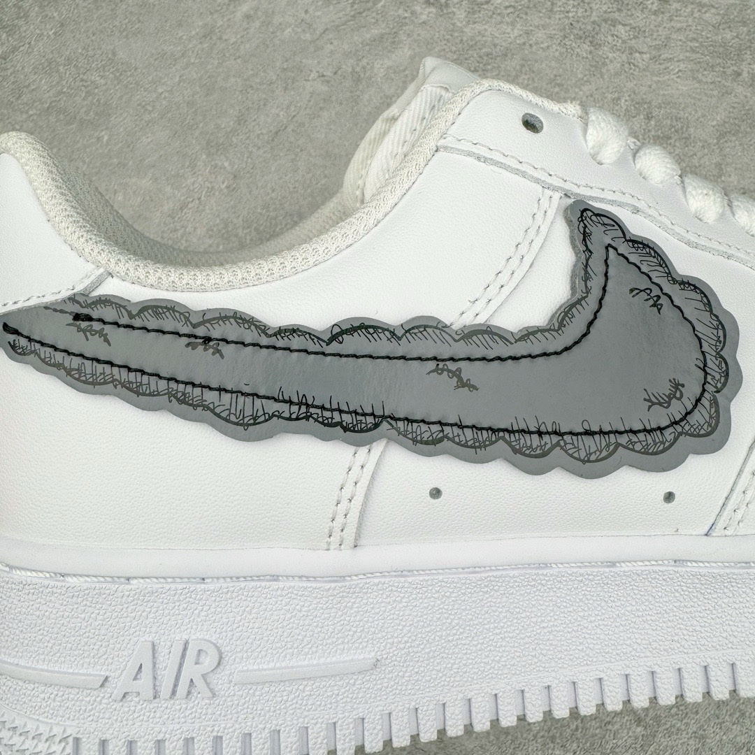 图片[11]-＃LJ渠道版特价 Sky High Farm Workwear x KAWS x NK Air Force 1 Low 空军一号三方联名低帮板鞋 白色 CW2288-111 共有两款配色问世 这一次 Sky High Farm Workwear 也是诚邀 KAWS 以及 NK Lab 多方共同打造了这双三方联名的空军一号以其中的白色款式为例的，直观看上去整体造型基本与普通白色的 Air Force 1 没有太大区别 唯一不同的也是最具亮点的就是鞋身两侧类似「云朵」造型的 Nike Swoosh这一设计也将象征着 KAWS 的标志性涂鸦风格体现的淋漓尽致 尺码对应库存‼️-选品中心