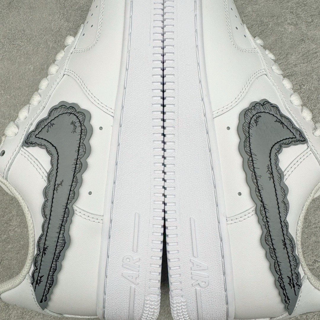 图片[10]-＃LJ渠道版特价 Sky High Farm Workwear x KAWS x NK Air Force 1 Low 空军一号三方联名低帮板鞋 白色 CW2288-111 共有两款配色问世 这一次 Sky High Farm Workwear 也是诚邀 KAWS 以及 NK Lab 多方共同打造了这双三方联名的空军一号以其中的白色款式为例的，直观看上去整体造型基本与普通白色的 Air Force 1 没有太大区别 唯一不同的也是最具亮点的就是鞋身两侧类似「云朵」造型的 Nike Swoosh这一设计也将象征着 KAWS 的标志性涂鸦风格体现的淋漓尽致 尺码对应库存‼️-选品中心