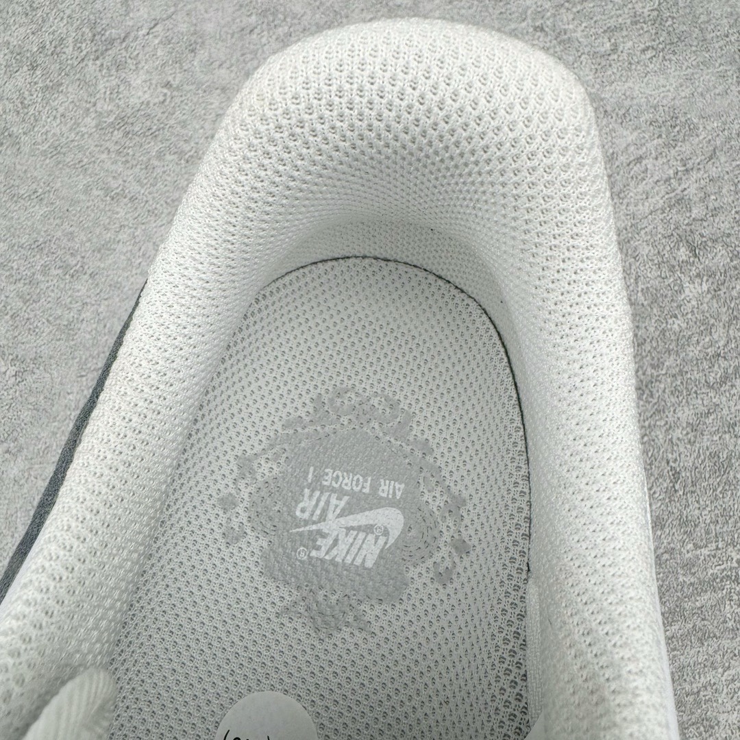 图片[16]-＃LJ渠道版特价 Sky High Farm Workwear x KAWS x NK Air Force 1 Low 空军一号三方联名低帮板鞋 白色 CW2288-111 共有两款配色问世 这一次 Sky High Farm Workwear 也是诚邀 KAWS 以及 NK Lab 多方共同打造了这双三方联名的空军一号以其中的白色款式为例的，直观看上去整体造型基本与普通白色的 Air Force 1 没有太大区别 唯一不同的也是最具亮点的就是鞋身两侧类似「云朵」造型的 Nike Swoosh这一设计也将象征着 KAWS 的标志性涂鸦风格体现的淋漓尽致 尺码对应库存‼️-选品中心