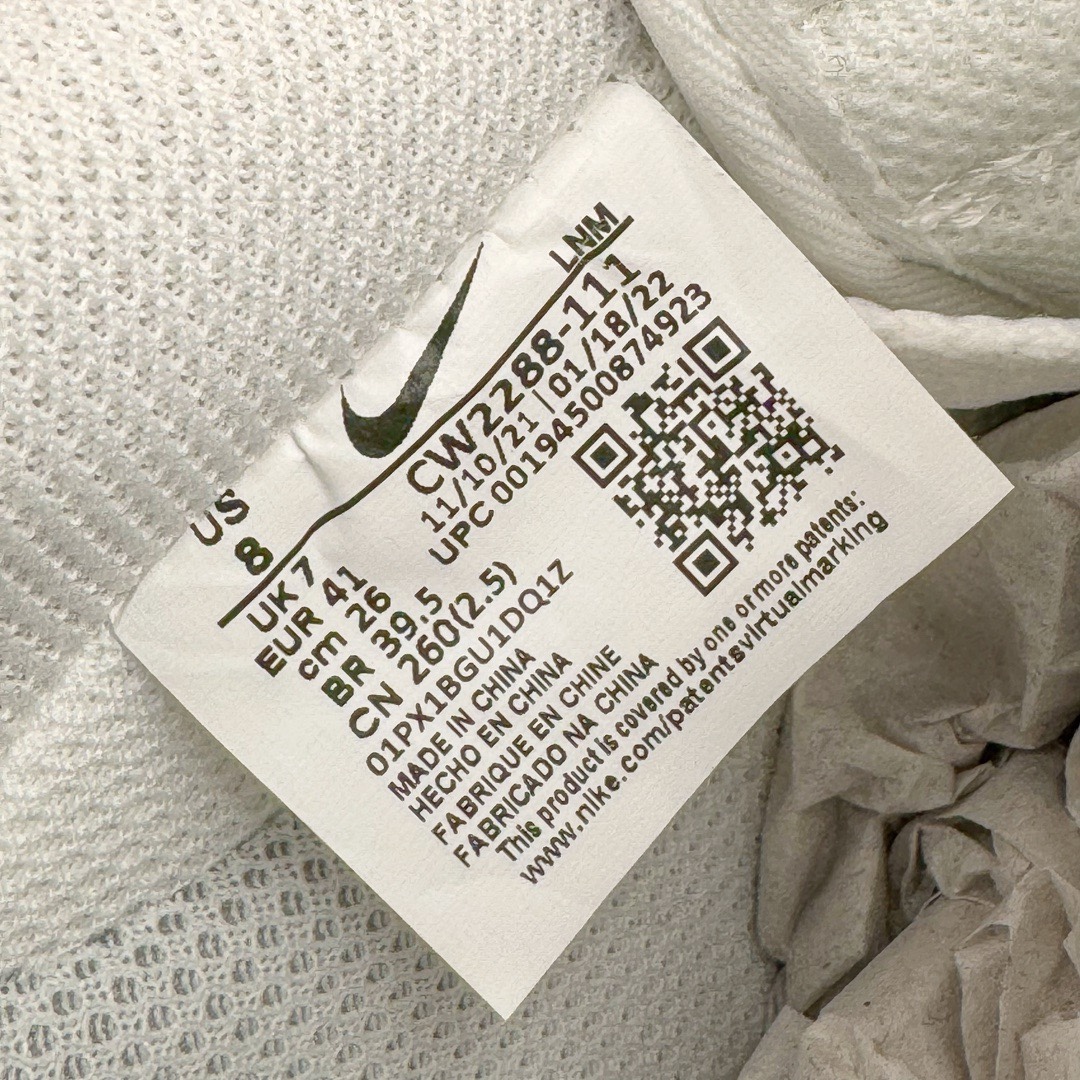 图片[17]-＃LJ渠道版特价 Sky High Farm Workwear x KAWS x NK Air Force 1 Low 空军一号三方联名低帮板鞋 白色 CW2288-111 共有两款配色问世 这一次 Sky High Farm Workwear 也是诚邀 KAWS 以及 NK Lab 多方共同打造了这双三方联名的空军一号以其中的白色款式为例的，直观看上去整体造型基本与普通白色的 Air Force 1 没有太大区别 唯一不同的也是最具亮点的就是鞋身两侧类似「云朵」造型的 Nike Swoosh这一设计也将象征着 KAWS 的标志性涂鸦风格体现的淋漓尽致 尺码对应库存‼️-选品中心