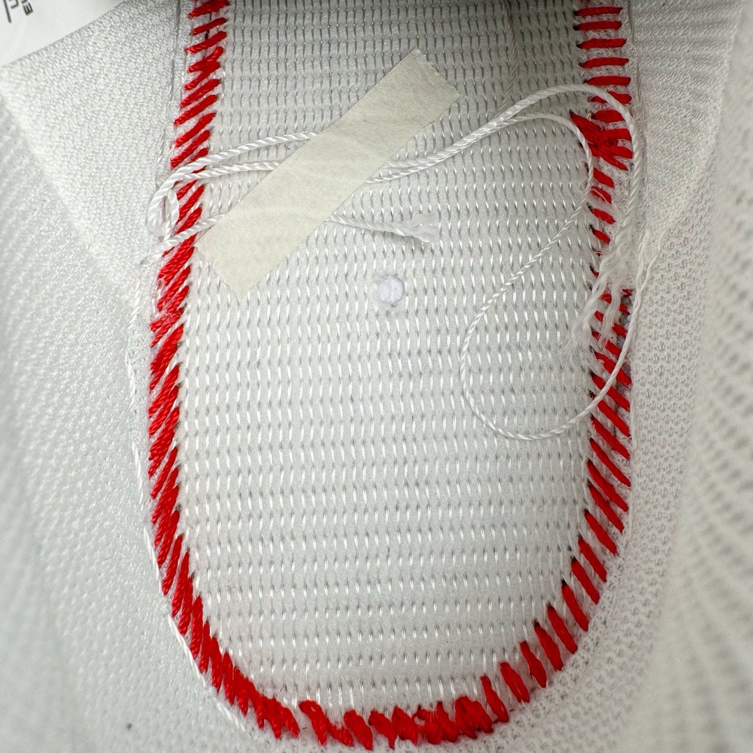 图片[18]-＃LJ渠道版特价 Sky High Farm Workwear x KAWS x NK Air Force 1 Low 空军一号三方联名低帮板鞋 白色 CW2288-111 共有两款配色问世 这一次 Sky High Farm Workwear 也是诚邀 KAWS 以及 NK Lab 多方共同打造了这双三方联名的空军一号以其中的白色款式为例的，直观看上去整体造型基本与普通白色的 Air Force 1 没有太大区别 唯一不同的也是最具亮点的就是鞋身两侧类似「云朵」造型的 Nike Swoosh这一设计也将象征着 KAWS 的标志性涂鸦风格体现的淋漓尽致 尺码对应库存‼️-选品中心