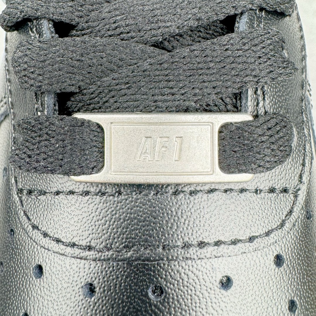 图片[14]-＃LJ渠道版特价 Sky High Farm Workwear x KAWS x NK Air Force 1 Low 空军一号三方联名低帮板鞋 黑色 CW2288-001 共有两款配色问世 这一次 Sky High Farm Workwear 也是诚邀 KAWS 以及 NK Lab 多方共同打造了这双三方联名的空军一号以其中的白色款式为例的，直观看上去整体造型基本与普通白色的 Air Force 1 没有太大区别 唯一不同的也是最具亮点的就是鞋身两侧类似「云朵」造型的 Nike Swoosh这一设计也将象征着 KAWS 的标志性涂鸦风格体现的淋漓尽致 尺码对应库存‼️-选品中心