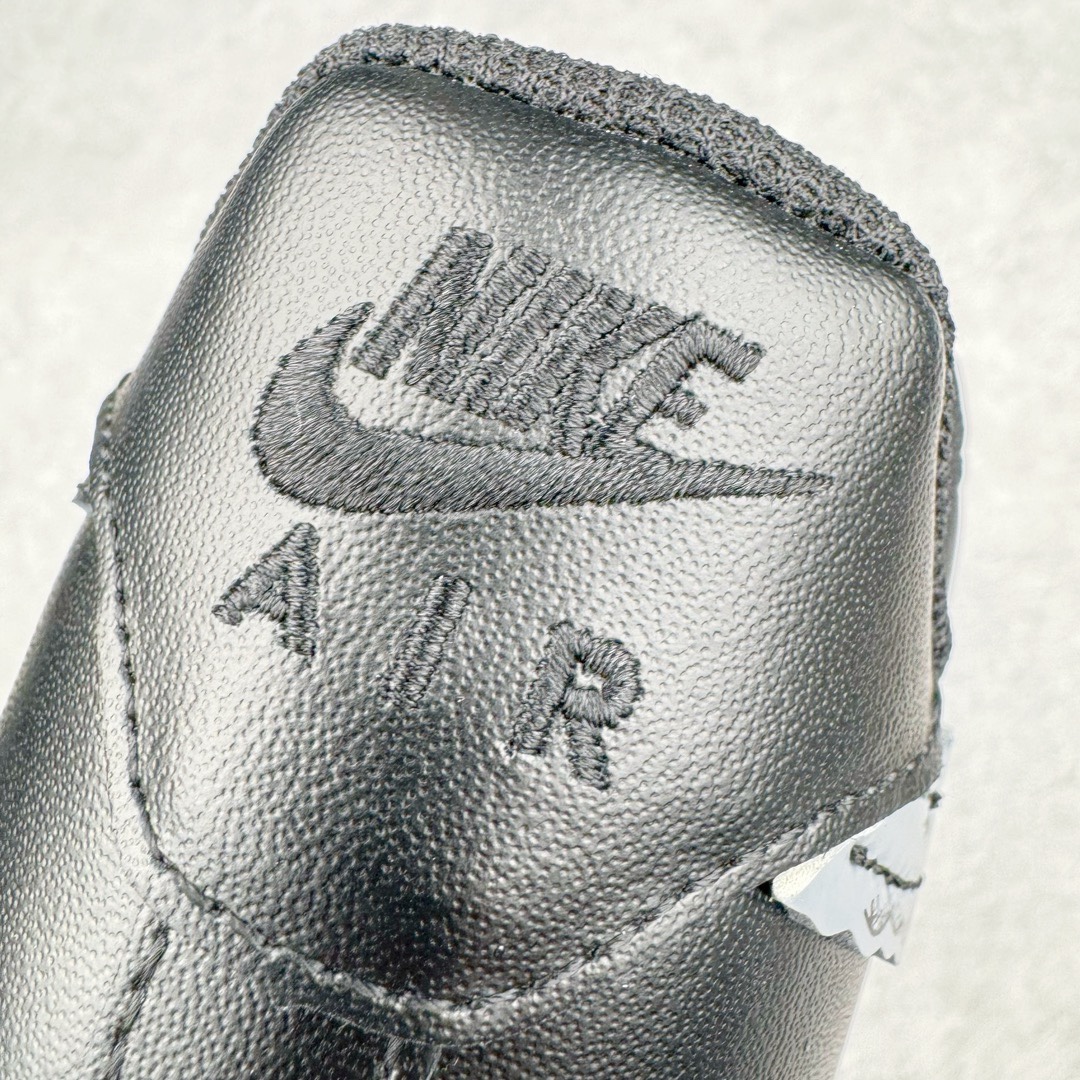 图片[15]-＃LJ渠道版特价 Sky High Farm Workwear x KAWS x NK Air Force 1 Low 空军一号三方联名低帮板鞋 黑色 CW2288-001 共有两款配色问世 这一次 Sky High Farm Workwear 也是诚邀 KAWS 以及 NK Lab 多方共同打造了这双三方联名的空军一号以其中的白色款式为例的，直观看上去整体造型基本与普通白色的 Air Force 1 没有太大区别 唯一不同的也是最具亮点的就是鞋身两侧类似「云朵」造型的 Nike Swoosh这一设计也将象征着 KAWS 的标志性涂鸦风格体现的淋漓尽致 尺码对应库存‼️-选品中心