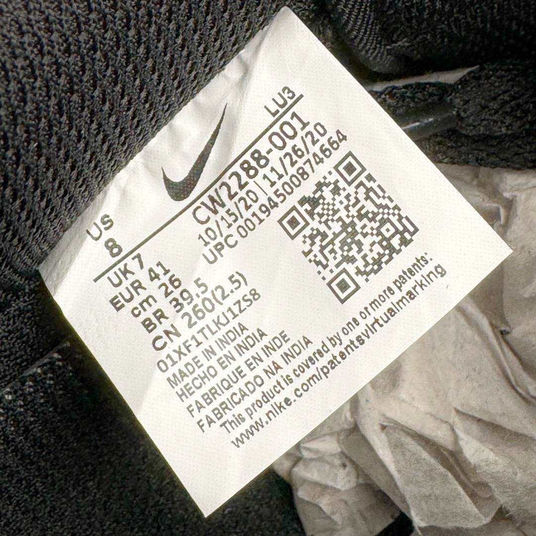 图片[18]-＃LJ渠道版特价 Sky High Farm Workwear x KAWS x NK Air Force 1 Low 空军一号三方联名低帮板鞋 黑色 CW2288-001 共有两款配色问世 这一次 Sky High Farm Workwear 也是诚邀 KAWS 以及 NK Lab 多方共同打造了这双三方联名的空军一号以其中的白色款式为例的，直观看上去整体造型基本与普通白色的 Air Force 1 没有太大区别 唯一不同的也是最具亮点的就是鞋身两侧类似「云朵」造型的 Nike Swoosh这一设计也将象征着 KAWS 的标志性涂鸦风格体现的淋漓尽致 尺码对应库存‼️-选品中心