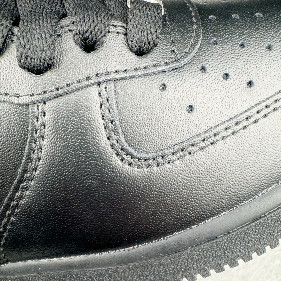 图片[13]-＃LJ渠道版特价 Sky High Farm Workwear x KAWS x NK Air Force 1 Low 空军一号三方联名低帮板鞋 黑色 CW2288-001 共有两款配色问世 这一次 Sky High Farm Workwear 也是诚邀 KAWS 以及 NK Lab 多方共同打造了这双三方联名的空军一号以其中的白色款式为例的，直观看上去整体造型基本与普通白色的 Air Force 1 没有太大区别 唯一不同的也是最具亮点的就是鞋身两侧类似「云朵」造型的 Nike Swoosh这一设计也将象征着 KAWS 的标志性涂鸦风格体现的淋漓尽致 尺码对应库存‼️-选品中心