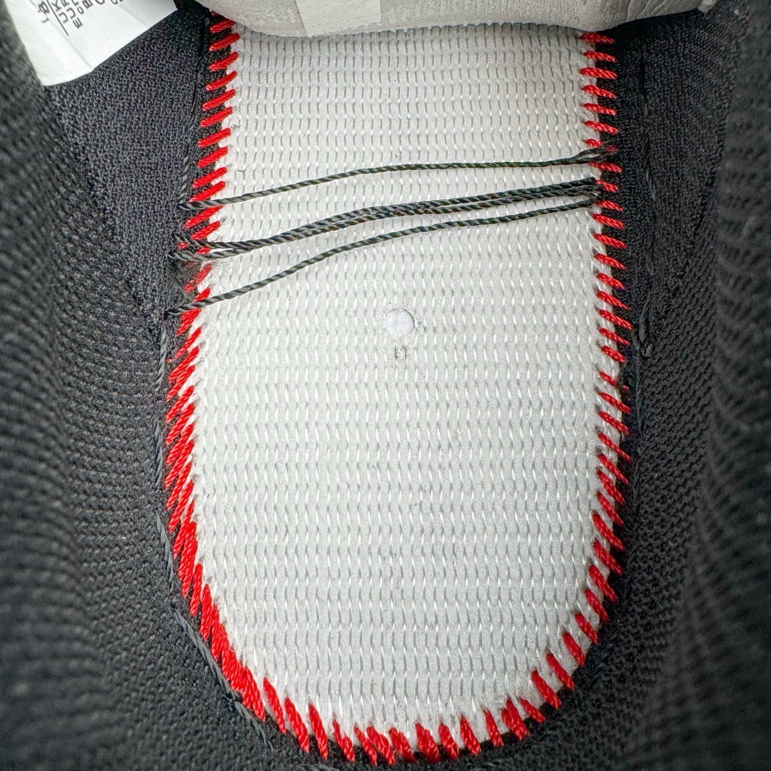 图片[17]-＃LJ渠道版特价 Sky High Farm Workwear x KAWS x NK Air Force 1 Low 空军一号三方联名低帮板鞋 黑色 CW2288-001 共有两款配色问世 这一次 Sky High Farm Workwear 也是诚邀 KAWS 以及 NK Lab 多方共同打造了这双三方联名的空军一号以其中的白色款式为例的，直观看上去整体造型基本与普通白色的 Air Force 1 没有太大区别 唯一不同的也是最具亮点的就是鞋身两侧类似「云朵」造型的 Nike Swoosh这一设计也将象征着 KAWS 的标志性涂鸦风格体现的淋漓尽致 尺码对应库存‼️-选品中心