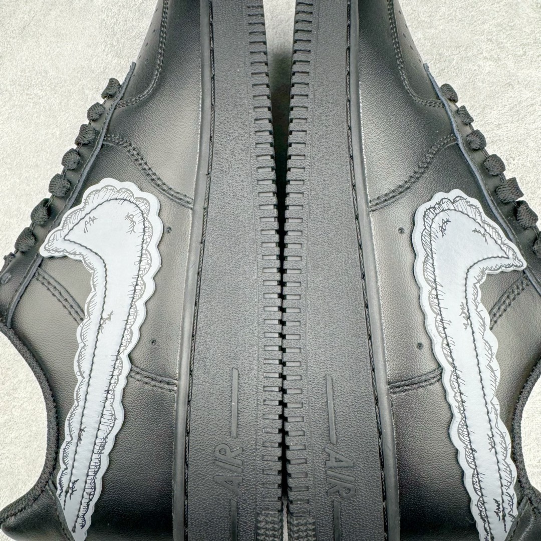 图片[10]-＃LJ渠道版特价 Sky High Farm Workwear x KAWS x NK Air Force 1 Low 空军一号三方联名低帮板鞋 黑色 CW2288-001 共有两款配色问世 这一次 Sky High Farm Workwear 也是诚邀 KAWS 以及 NK Lab 多方共同打造了这双三方联名的空军一号以其中的白色款式为例的，直观看上去整体造型基本与普通白色的 Air Force 1 没有太大区别 唯一不同的也是最具亮点的就是鞋身两侧类似「云朵」造型的 Nike Swoosh这一设计也将象征着 KAWS 的标志性涂鸦风格体现的淋漓尽致 尺码对应库存‼️-选品中心