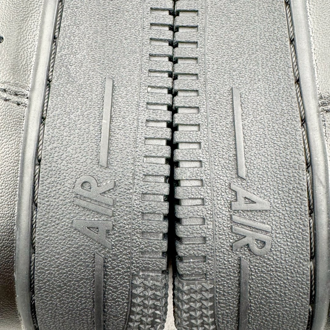 图片[16]-＃LJ渠道版特价 Sky High Farm Workwear x KAWS x NK Air Force 1 Low 空军一号三方联名低帮板鞋 黑色 CW2288-001 共有两款配色问世 这一次 Sky High Farm Workwear 也是诚邀 KAWS 以及 NK Lab 多方共同打造了这双三方联名的空军一号以其中的白色款式为例的，直观看上去整体造型基本与普通白色的 Air Force 1 没有太大区别 唯一不同的也是最具亮点的就是鞋身两侧类似「云朵」造型的 Nike Swoosh这一设计也将象征着 KAWS 的标志性涂鸦风格体现的淋漓尽致 尺码对应库存‼️-选品中心