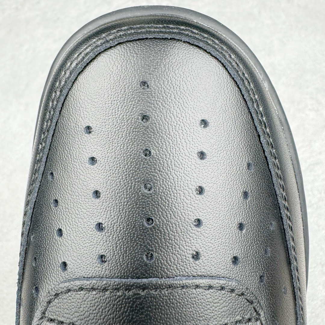 图片[12]-＃LJ渠道版特价 Sky High Farm Workwear x KAWS x NK Air Force 1 Low 空军一号三方联名低帮板鞋 黑色 CW2288-001 共有两款配色问世 这一次 Sky High Farm Workwear 也是诚邀 KAWS 以及 NK Lab 多方共同打造了这双三方联名的空军一号以其中的白色款式为例的，直观看上去整体造型基本与普通白色的 Air Force 1 没有太大区别 唯一不同的也是最具亮点的就是鞋身两侧类似「云朵」造型的 Nike Swoosh这一设计也将象征着 KAWS 的标志性涂鸦风格体现的淋漓尽致 尺码对应库存‼️-选品中心