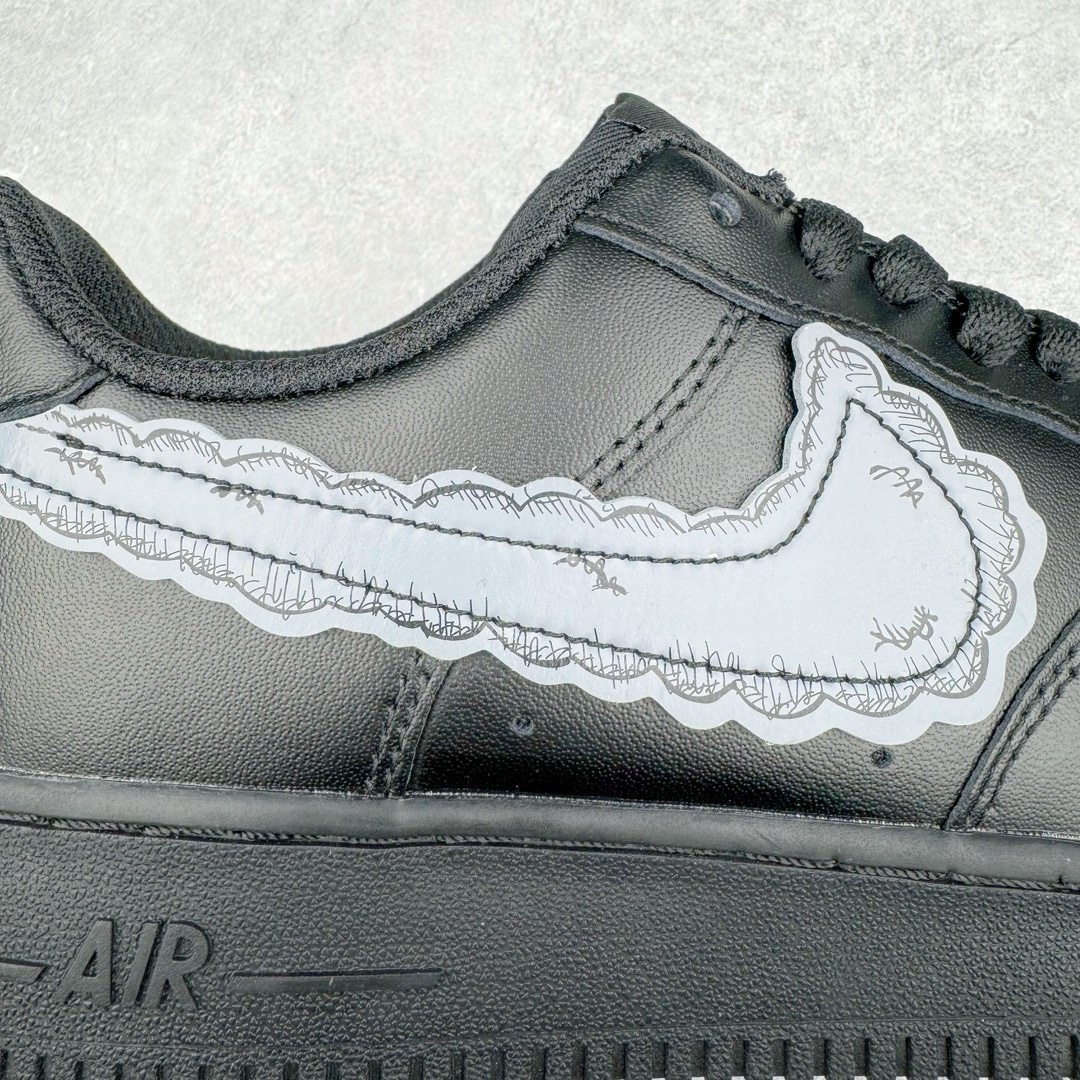 图片[11]-＃LJ渠道版特价 Sky High Farm Workwear x KAWS x NK Air Force 1 Low 空军一号三方联名低帮板鞋 黑色 CW2288-001 共有两款配色问世 这一次 Sky High Farm Workwear 也是诚邀 KAWS 以及 NK Lab 多方共同打造了这双三方联名的空军一号以其中的白色款式为例的，直观看上去整体造型基本与普通白色的 Air Force 1 没有太大区别 唯一不同的也是最具亮点的就是鞋身两侧类似「云朵」造型的 Nike Swoosh这一设计也将象征着 KAWS 的标志性涂鸦风格体现的淋漓尽致 尺码对应库存‼️-选品中心