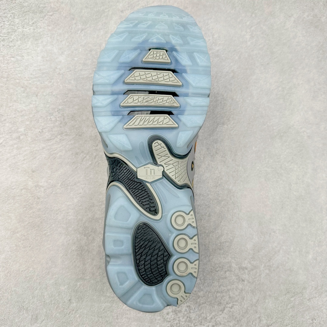 图片[9]-＃特价福利 NK Air Max Plus Drift 复古气垫跑鞋 中底造型大部分保留，仅在前段追加了加固上翻 鞋面的经典轮廓得以重塑 带来更契合现代审美的外观 整双鞋采用撞色妆点 鞋面采用网眼布和皮革材质打造 鞋舌处带有 3M 反光科技 鞋垫处和鞋后跟印有 “TN” 字样 彰显鞋款身份 配置方面中底搭载 Air Max 科技 保证了日常穿着的缓震性 尺码：36 36.5 37.5 38 38.5 39 40 40.5 41 42 42.5 43 44 44.5 45-选品中心