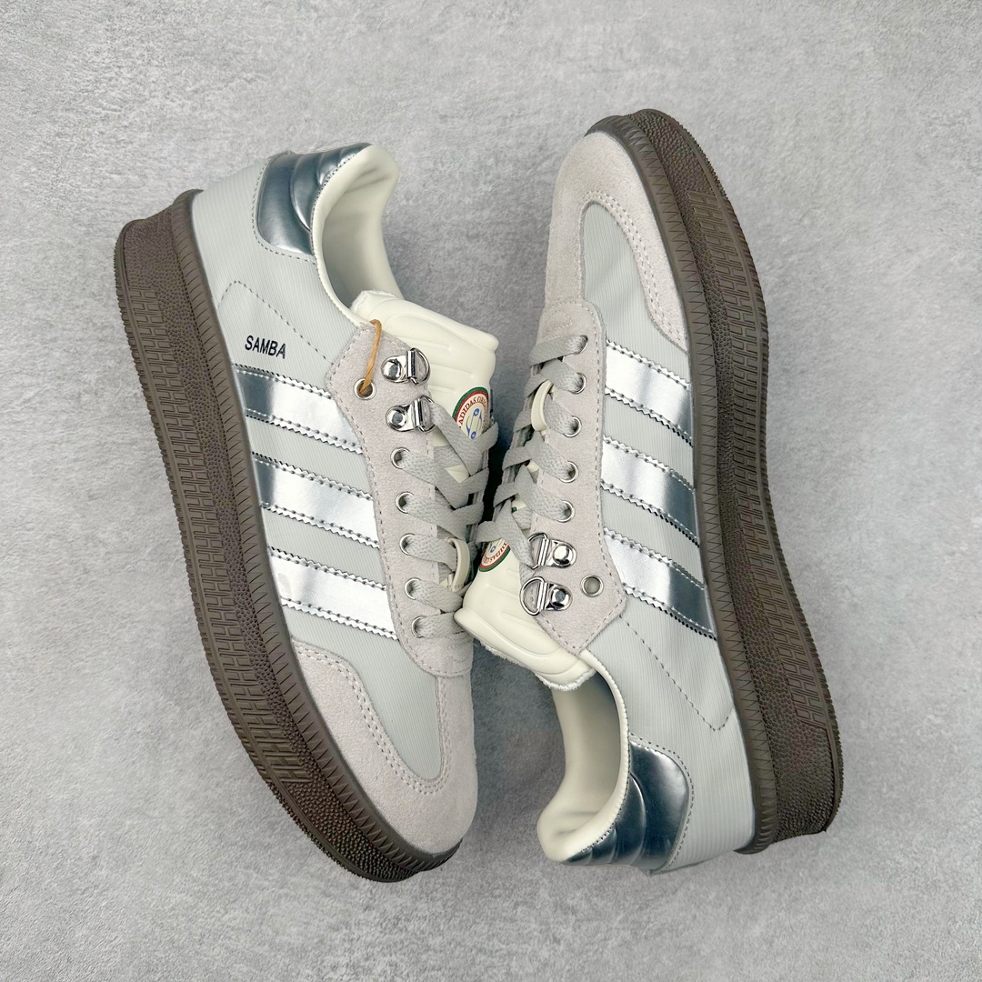 图片[3]-AD Samba XLG 桑巴舞加大厚底版系列德训风百搭松糕休闲运动板鞋生胶底 IE9182 自Originals Samba成功借势Blokecore风潮一跃成为街头巷尾的焦点鞋款后,不论是围绕Samba本身打造的各式「变种版本」,还是以Samba为蓝本打造联名鞋款,都成为了时尚潮流人士日常穿搭首选。Samba XLG是adidas Originals不断扩展XLG系列的一部分,旨在与年轻文化相契合,迎合那些希望通过个性时尚表达自我而不愿牺牲舒适度的年轻群体。街头时尚领域的Gen Z特别偏爱宽松的穿着风格。Samba XLG针对这一点做了创新。它在延续Samba OG经典设计的基础上,迎合年轻群体的穿着习惯,重塑为宽大的鞋身比例轮廓以及加厚中底,让消费者轻松展示自己独特的风格。全新的Samba XLG系列不仅迎合了当下年轻群体的穿搭习惯,加宽了鞋身比例以及将中底进一步增厚,在视觉比例上更加饱满,同时还保留了经典Samba的细节,这样一来,鞋迷朋友在穿搭上不仅能更加个性化,而且还能延续一定的复古感受。尺码：36 36⅔ 37⅓ 38 38⅔ 39⅓ 40 40⅔ 41⅓ 42 42⅔ 43⅓ 44 45-选品中心