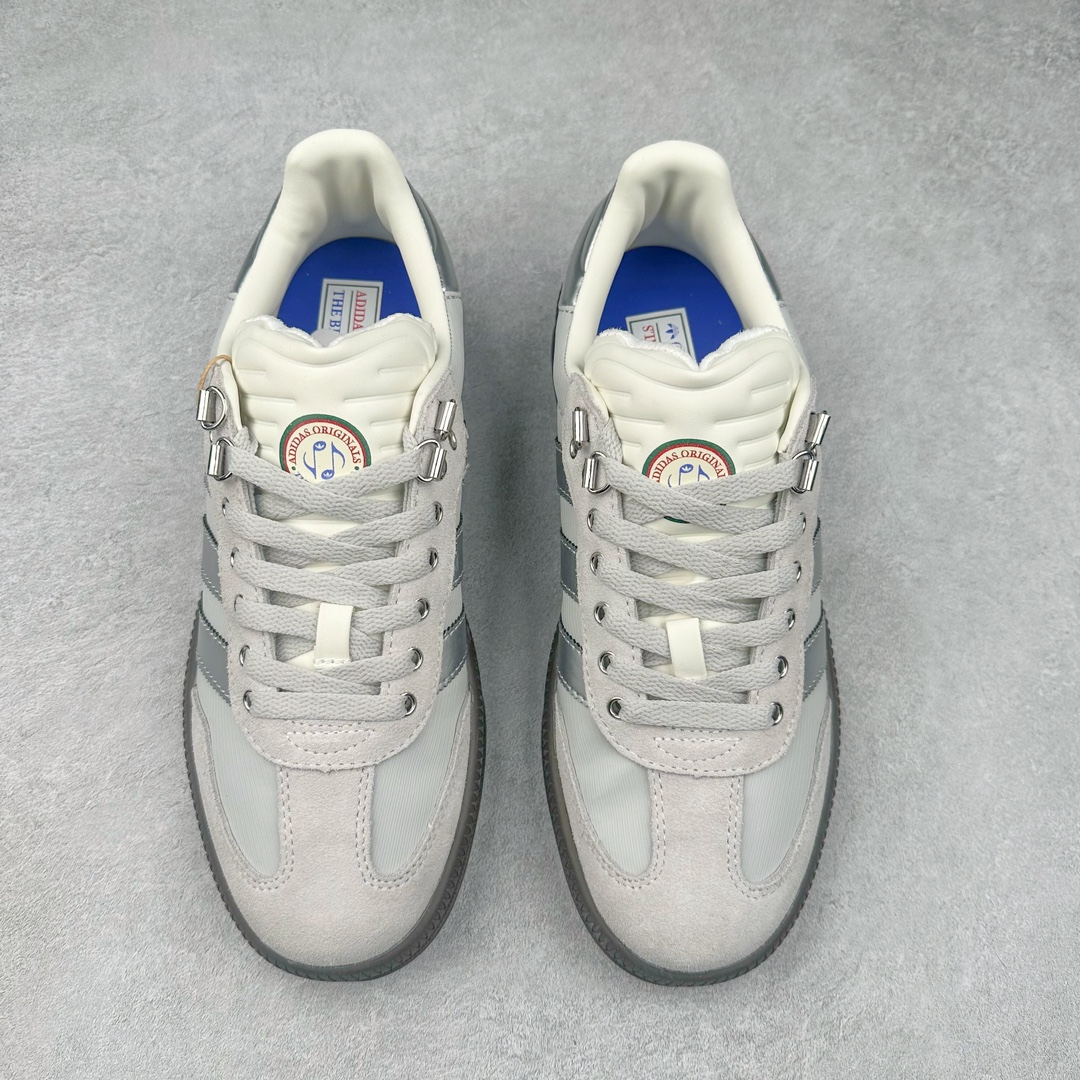 图片[2]-AD Samba XLG 桑巴舞加大厚底版系列德训风百搭松糕休闲运动板鞋生胶底 IE9182 自Originals Samba成功借势Blokecore风潮一跃成为街头巷尾的焦点鞋款后,不论是围绕Samba本身打造的各式「变种版本」,还是以Samba为蓝本打造联名鞋款,都成为了时尚潮流人士日常穿搭首选。Samba XLG是adidas Originals不断扩展XLG系列的一部分,旨在与年轻文化相契合,迎合那些希望通过个性时尚表达自我而不愿牺牲舒适度的年轻群体。街头时尚领域的Gen Z特别偏爱宽松的穿着风格。Samba XLG针对这一点做了创新。它在延续Samba OG经典设计的基础上,迎合年轻群体的穿着习惯,重塑为宽大的鞋身比例轮廓以及加厚中底,让消费者轻松展示自己独特的风格。全新的Samba XLG系列不仅迎合了当下年轻群体的穿搭习惯,加宽了鞋身比例以及将中底进一步增厚,在视觉比例上更加饱满,同时还保留了经典Samba的细节,这样一来,鞋迷朋友在穿搭上不仅能更加个性化,而且还能延续一定的复古感受。尺码：36 36⅔ 37⅓ 38 38⅔ 39⅓ 40 40⅔ 41⅓ 42 42⅔ 43⅓ 44 45-选品中心