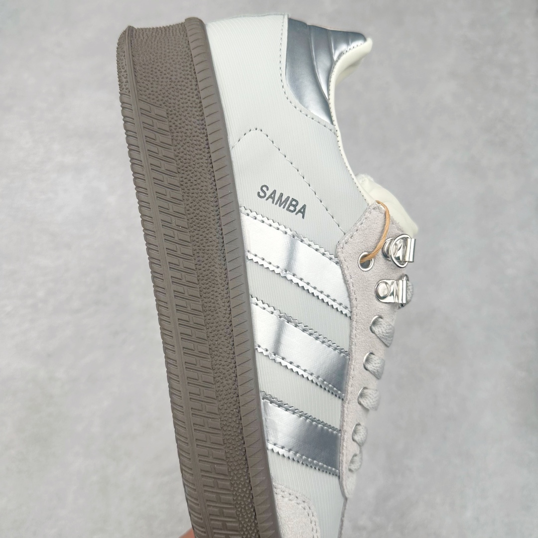 图片[6]-AD Samba XLG 桑巴舞加大厚底版系列德训风百搭松糕休闲运动板鞋生胶底 IE9182 自Originals Samba成功借势Blokecore风潮一跃成为街头巷尾的焦点鞋款后,不论是围绕Samba本身打造的各式「变种版本」,还是以Samba为蓝本打造联名鞋款,都成为了时尚潮流人士日常穿搭首选。Samba XLG是adidas Originals不断扩展XLG系列的一部分,旨在与年轻文化相契合,迎合那些希望通过个性时尚表达自我而不愿牺牲舒适度的年轻群体。街头时尚领域的Gen Z特别偏爱宽松的穿着风格。Samba XLG针对这一点做了创新。它在延续Samba OG经典设计的基础上,迎合年轻群体的穿着习惯,重塑为宽大的鞋身比例轮廓以及加厚中底,让消费者轻松展示自己独特的风格。全新的Samba XLG系列不仅迎合了当下年轻群体的穿搭习惯,加宽了鞋身比例以及将中底进一步增厚,在视觉比例上更加饱满,同时还保留了经典Samba的细节,这样一来,鞋迷朋友在穿搭上不仅能更加个性化,而且还能延续一定的复古感受。尺码：36 36⅔ 37⅓ 38 38⅔ 39⅓ 40 40⅔ 41⅓ 42 42⅔ 43⅓ 44 45-选品中心
