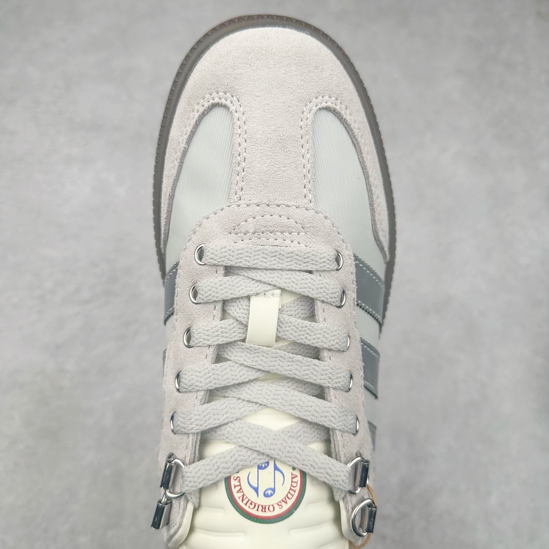 图片[4]-AD Samba XLG 桑巴舞加大厚底版系列德训风百搭松糕休闲运动板鞋生胶底 IE9182 自Originals Samba成功借势Blokecore风潮一跃成为街头巷尾的焦点鞋款后,不论是围绕Samba本身打造的各式「变种版本」,还是以Samba为蓝本打造联名鞋款,都成为了时尚潮流人士日常穿搭首选。Samba XLG是adidas Originals不断扩展XLG系列的一部分,旨在与年轻文化相契合,迎合那些希望通过个性时尚表达自我而不愿牺牲舒适度的年轻群体。街头时尚领域的Gen Z特别偏爱宽松的穿着风格。Samba XLG针对这一点做了创新。它在延续Samba OG经典设计的基础上,迎合年轻群体的穿着习惯,重塑为宽大的鞋身比例轮廓以及加厚中底,让消费者轻松展示自己独特的风格。全新的Samba XLG系列不仅迎合了当下年轻群体的穿搭习惯,加宽了鞋身比例以及将中底进一步增厚,在视觉比例上更加饱满,同时还保留了经典Samba的细节,这样一来,鞋迷朋友在穿搭上不仅能更加个性化,而且还能延续一定的复古感受。尺码：36 36⅔ 37⅓ 38 38⅔ 39⅓ 40 40⅔ 41⅓ 42 42⅔ 43⅓ 44 45-选品中心