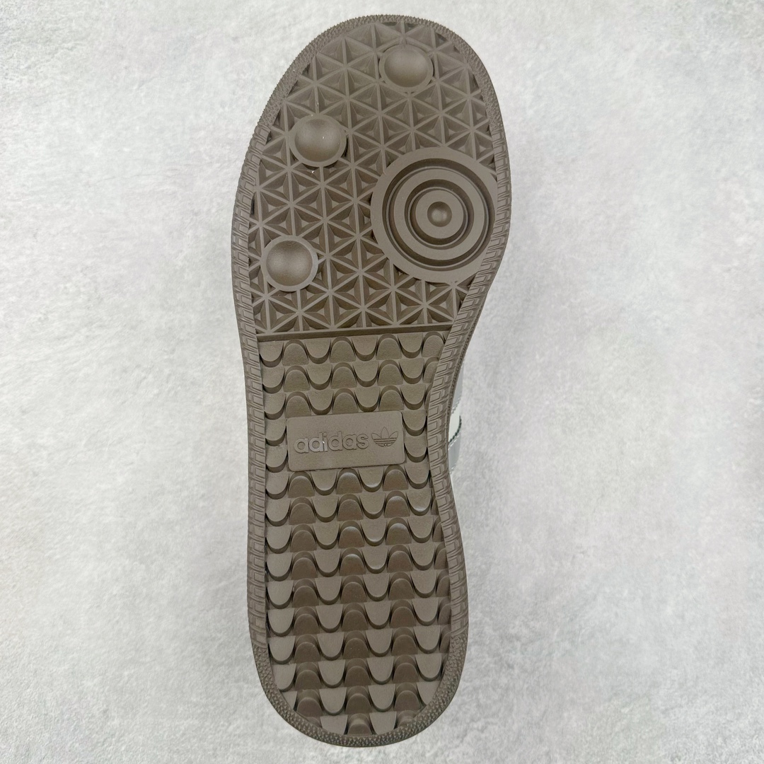 图片[9]-AD Samba XLG 桑巴舞加大厚底版系列德训风百搭松糕休闲运动板鞋生胶底 IE9182 自Originals Samba成功借势Blokecore风潮一跃成为街头巷尾的焦点鞋款后,不论是围绕Samba本身打造的各式「变种版本」,还是以Samba为蓝本打造联名鞋款,都成为了时尚潮流人士日常穿搭首选。Samba XLG是adidas Originals不断扩展XLG系列的一部分,旨在与年轻文化相契合,迎合那些希望通过个性时尚表达自我而不愿牺牲舒适度的年轻群体。街头时尚领域的Gen Z特别偏爱宽松的穿着风格。Samba XLG针对这一点做了创新。它在延续Samba OG经典设计的基础上,迎合年轻群体的穿着习惯,重塑为宽大的鞋身比例轮廓以及加厚中底,让消费者轻松展示自己独特的风格。全新的Samba XLG系列不仅迎合了当下年轻群体的穿搭习惯,加宽了鞋身比例以及将中底进一步增厚,在视觉比例上更加饱满,同时还保留了经典Samba的细节,这样一来,鞋迷朋友在穿搭上不仅能更加个性化,而且还能延续一定的复古感受。尺码：36 36⅔ 37⅓ 38 38⅔ 39⅓ 40 40⅔ 41⅓ 42 42⅔ 43⅓ 44 45-选品中心