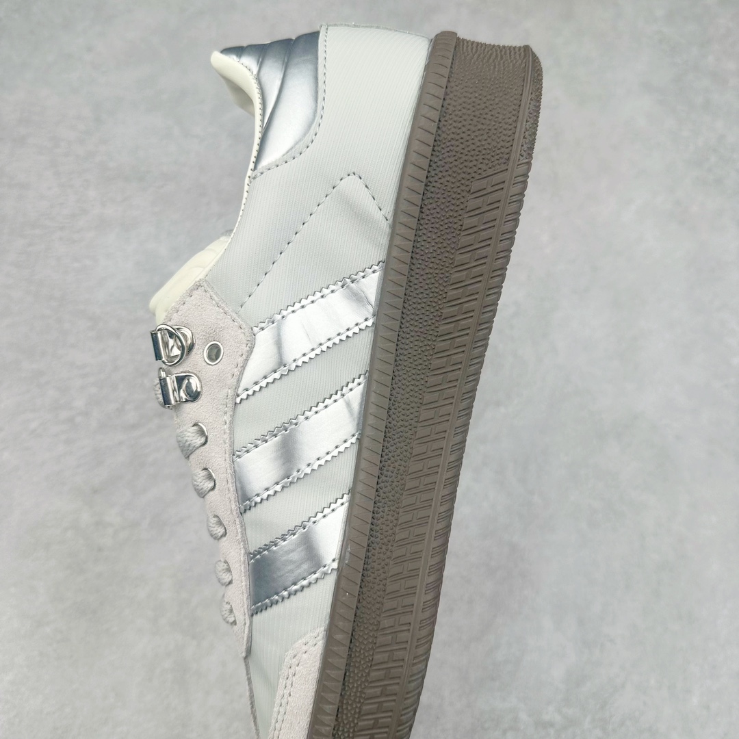 图片[7]-AD Samba XLG 桑巴舞加大厚底版系列德训风百搭松糕休闲运动板鞋生胶底 IE9182 自Originals Samba成功借势Blokecore风潮一跃成为街头巷尾的焦点鞋款后,不论是围绕Samba本身打造的各式「变种版本」,还是以Samba为蓝本打造联名鞋款,都成为了时尚潮流人士日常穿搭首选。Samba XLG是adidas Originals不断扩展XLG系列的一部分,旨在与年轻文化相契合,迎合那些希望通过个性时尚表达自我而不愿牺牲舒适度的年轻群体。街头时尚领域的Gen Z特别偏爱宽松的穿着风格。Samba XLG针对这一点做了创新。它在延续Samba OG经典设计的基础上,迎合年轻群体的穿着习惯,重塑为宽大的鞋身比例轮廓以及加厚中底,让消费者轻松展示自己独特的风格。全新的Samba XLG系列不仅迎合了当下年轻群体的穿搭习惯,加宽了鞋身比例以及将中底进一步增厚,在视觉比例上更加饱满,同时还保留了经典Samba的细节,这样一来,鞋迷朋友在穿搭上不仅能更加个性化,而且还能延续一定的复古感受。尺码：36 36⅔ 37⅓ 38 38⅔ 39⅓ 40 40⅔ 41⅓ 42 42⅔ 43⅓ 44 45-选品中心