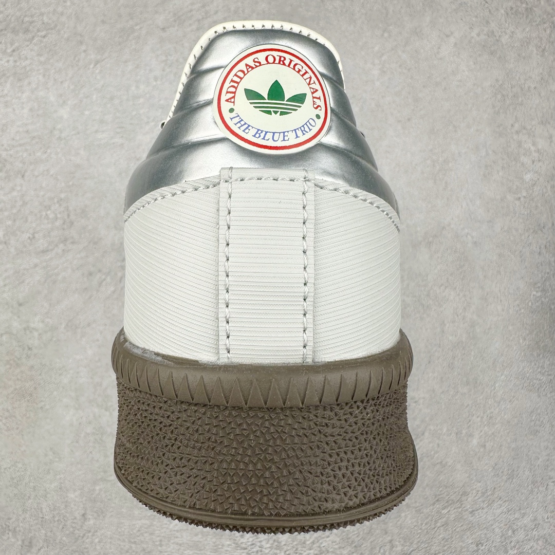 图片[8]-AD Samba XLG 桑巴舞加大厚底版系列德训风百搭松糕休闲运动板鞋生胶底 IE9182 自Originals Samba成功借势Blokecore风潮一跃成为街头巷尾的焦点鞋款后,不论是围绕Samba本身打造的各式「变种版本」,还是以Samba为蓝本打造联名鞋款,都成为了时尚潮流人士日常穿搭首选。Samba XLG是adidas Originals不断扩展XLG系列的一部分,旨在与年轻文化相契合,迎合那些希望通过个性时尚表达自我而不愿牺牲舒适度的年轻群体。街头时尚领域的Gen Z特别偏爱宽松的穿着风格。Samba XLG针对这一点做了创新。它在延续Samba OG经典设计的基础上,迎合年轻群体的穿着习惯,重塑为宽大的鞋身比例轮廓以及加厚中底,让消费者轻松展示自己独特的风格。全新的Samba XLG系列不仅迎合了当下年轻群体的穿搭习惯,加宽了鞋身比例以及将中底进一步增厚,在视觉比例上更加饱满,同时还保留了经典Samba的细节,这样一来,鞋迷朋友在穿搭上不仅能更加个性化,而且还能延续一定的复古感受。尺码：36 36⅔ 37⅓ 38 38⅔ 39⅓ 40 40⅔ 41⅓ 42 42⅔ 43⅓ 44 45-选品中心