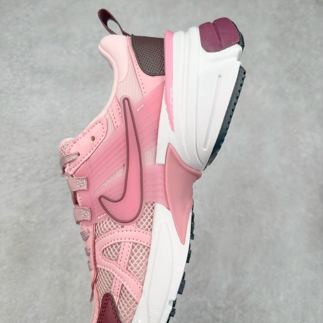 图片[7]-NK V2K Runtekk 减震防滑低帮 复古老爹鞋跑步鞋 FN0738-106 鞋款被命名为 Runtekk 设计上借鉴了 2000 年的跑鞋风格 配色上以金属银为主调 简练又有复古运动气质 材质上使用大面积网眼、皮革、TPU 组成 支撑和透气性肯定不错 中底处由 Cushlon 泡绵打造 保证在压马路时可以提供优秀脚感 并通过一手做旧氧化效果突出复古感 中底造型很容易让大家联想到巴黎世家3XL 增高效果同样不能忽视 尺码：36 36.5 37.5 38 38.5 39 40 40.5 41 42 42.5 43 44 44.5 45-选品中心