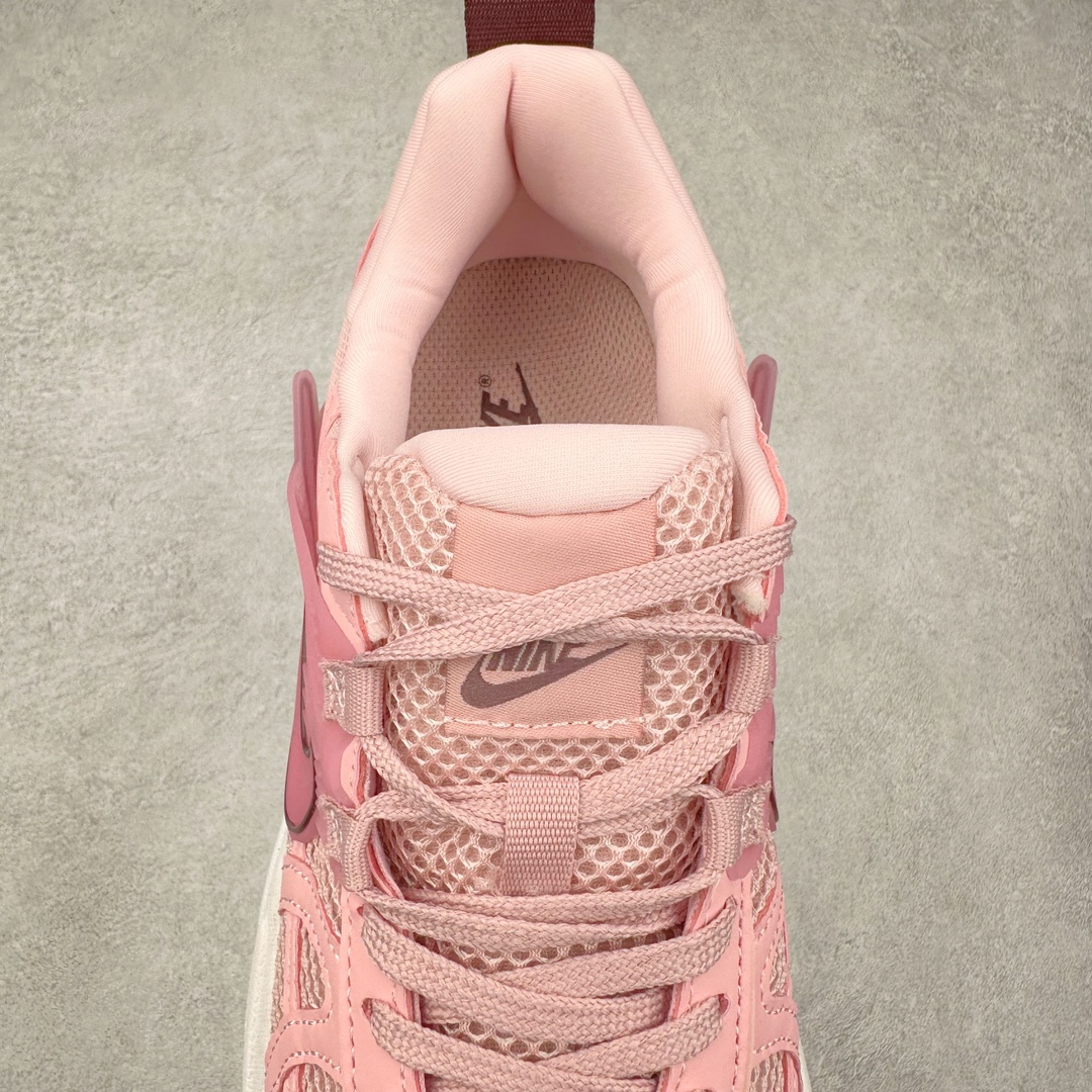 图片[5]-NK V2K Runtekk 减震防滑低帮 复古老爹鞋跑步鞋 FN0738-106 鞋款被命名为 Runtekk 设计上借鉴了 2000 年的跑鞋风格 配色上以金属银为主调 简练又有复古运动气质 材质上使用大面积网眼、皮革、TPU 组成 支撑和透气性肯定不错 中底处由 Cushlon 泡绵打造 保证在压马路时可以提供优秀脚感 并通过一手做旧氧化效果突出复古感 中底造型很容易让大家联想到巴黎世家3XL 增高效果同样不能忽视 尺码：36 36.5 37.5 38 38.5 39 40 40.5 41 42 42.5 43 44 44.5 45-选品中心