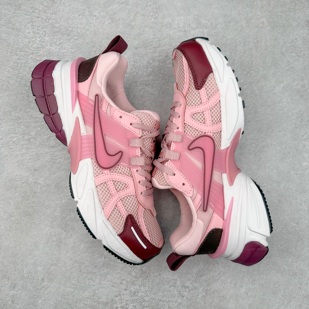 图片[3]-NK V2K Runtekk 减震防滑低帮 复古老爹鞋跑步鞋 FN0738-106 鞋款被命名为 Runtekk 设计上借鉴了 2000 年的跑鞋风格 配色上以金属银为主调 简练又有复古运动气质 材质上使用大面积网眼、皮革、TPU 组成 支撑和透气性肯定不错 中底处由 Cushlon 泡绵打造 保证在压马路时可以提供优秀脚感 并通过一手做旧氧化效果突出复古感 中底造型很容易让大家联想到巴黎世家3XL 增高效果同样不能忽视 尺码：36 36.5 37.5 38 38.5 39 40 40.5 41 42 42.5 43 44 44.5 45-选品中心