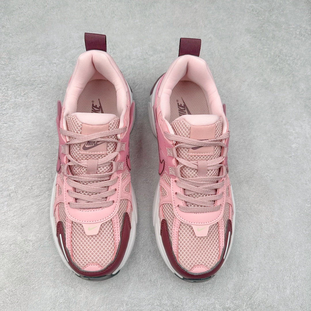 图片[2]-NK V2K Runtekk 减震防滑低帮 复古老爹鞋跑步鞋 FN0738-106 鞋款被命名为 Runtekk 设计上借鉴了 2000 年的跑鞋风格 配色上以金属银为主调 简练又有复古运动气质 材质上使用大面积网眼、皮革、TPU 组成 支撑和透气性肯定不错 中底处由 Cushlon 泡绵打造 保证在压马路时可以提供优秀脚感 并通过一手做旧氧化效果突出复古感 中底造型很容易让大家联想到巴黎世家3XL 增高效果同样不能忽视 尺码：36 36.5 37.5 38 38.5 39 40 40.5 41 42 42.5 43 44 44.5 45-选品中心