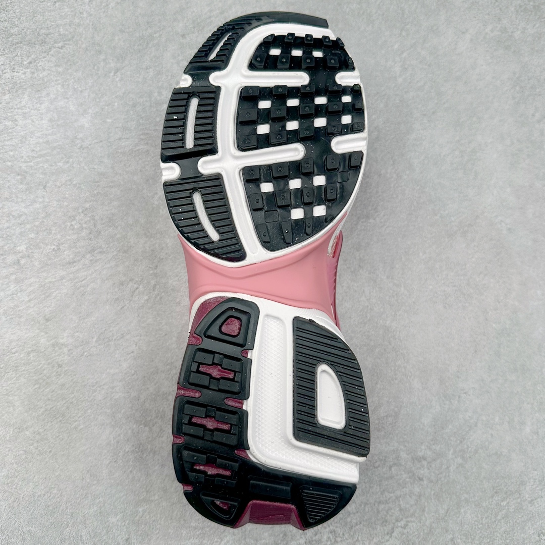 图片[9]-NK V2K Runtekk 减震防滑低帮 复古老爹鞋跑步鞋 FN0738-106 鞋款被命名为 Runtekk 设计上借鉴了 2000 年的跑鞋风格 配色上以金属银为主调 简练又有复古运动气质 材质上使用大面积网眼、皮革、TPU 组成 支撑和透气性肯定不错 中底处由 Cushlon 泡绵打造 保证在压马路时可以提供优秀脚感 并通过一手做旧氧化效果突出复古感 中底造型很容易让大家联想到巴黎世家3XL 增高效果同样不能忽视 尺码：36 36.5 37.5 38 38.5 39 40 40.5 41 42 42.5 43 44 44.5 45-选品中心