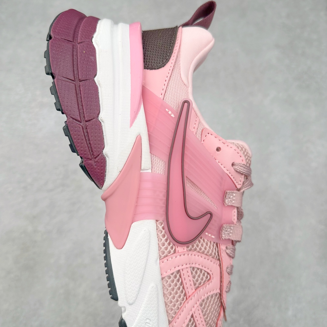 图片[6]-NK V2K Runtekk 减震防滑低帮 复古老爹鞋跑步鞋 FN0738-106 鞋款被命名为 Runtekk 设计上借鉴了 2000 年的跑鞋风格 配色上以金属银为主调 简练又有复古运动气质 材质上使用大面积网眼、皮革、TPU 组成 支撑和透气性肯定不错 中底处由 Cushlon 泡绵打造 保证在压马路时可以提供优秀脚感 并通过一手做旧氧化效果突出复古感 中底造型很容易让大家联想到巴黎世家3XL 增高效果同样不能忽视 尺码：36 36.5 37.5 38 38.5 39 40 40.5 41 42 42.5 43 44 44.5 45-选品中心