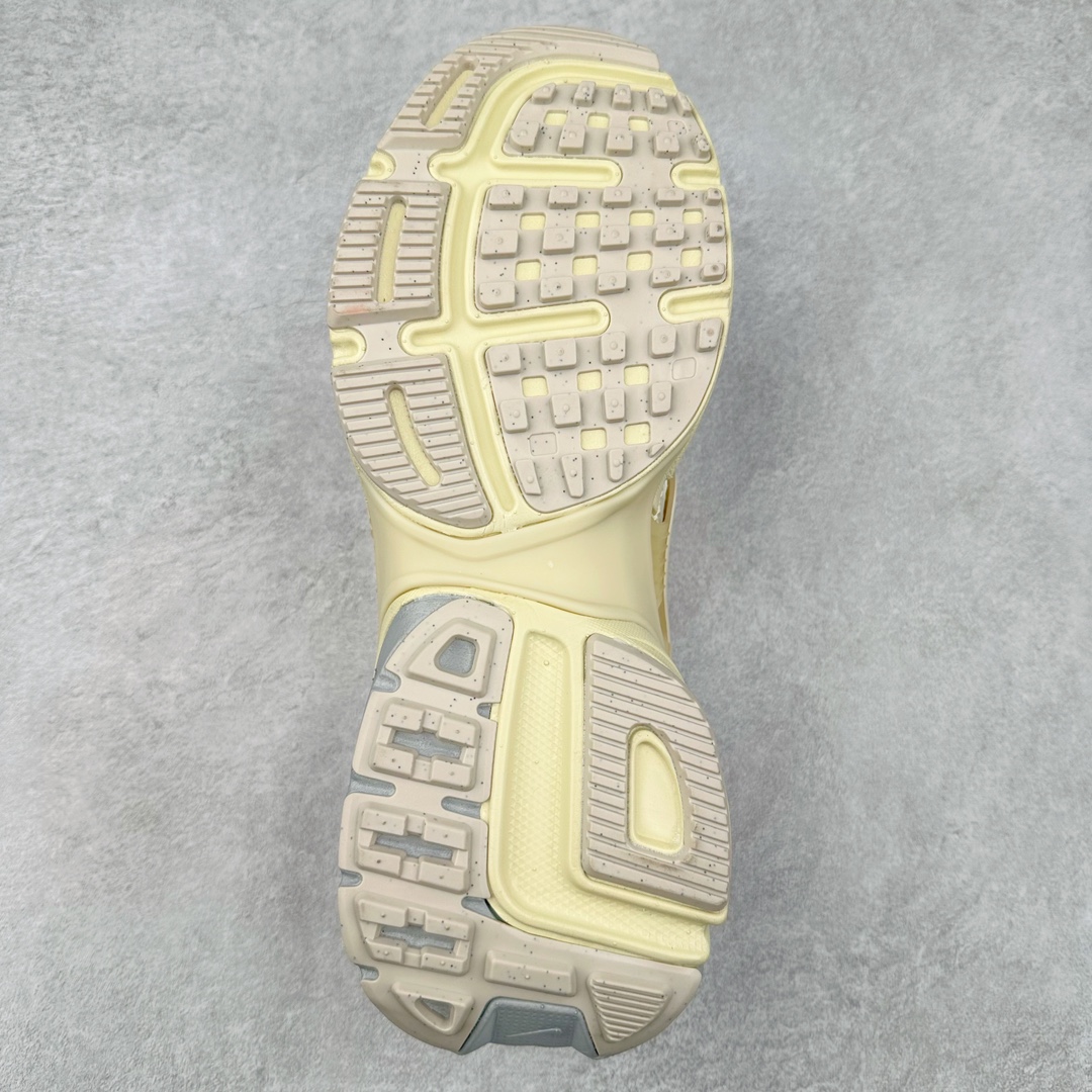 图片[9]-NK V2K Runtekk 减震防滑低帮 复古老爹鞋跑步鞋 HQ1512-110 鞋款被命名为 Runtekk 设计上借鉴了 2000 年的跑鞋风格 配色上以金属银为主调 简练又有复古运动气质 材质上使用大面积网眼、皮革、TPU 组成 支撑和透气性肯定不错 中底处由 Cushlon 泡绵打造 保证在压马路时可以提供优秀脚感 并通过一手做旧氧化效果突出复古感 中底造型很容易让大家联想到巴黎世家3XL 增高效果同样不能忽视 尺码：36 36.5 37.5 38 38.5 39 40 40.5 41 42 42.5 43 44 44.5 45-选品中心