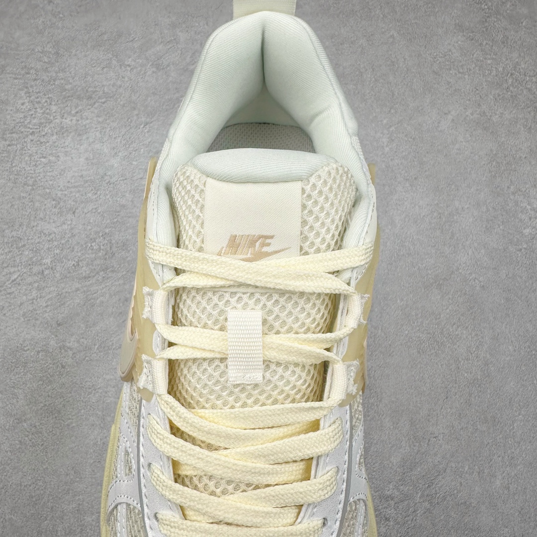 图片[5]-NK V2K Runtekk 减震防滑低帮 复古老爹鞋跑步鞋 HQ1512-110 鞋款被命名为 Runtekk 设计上借鉴了 2000 年的跑鞋风格 配色上以金属银为主调 简练又有复古运动气质 材质上使用大面积网眼、皮革、TPU 组成 支撑和透气性肯定不错 中底处由 Cushlon 泡绵打造 保证在压马路时可以提供优秀脚感 并通过一手做旧氧化效果突出复古感 中底造型很容易让大家联想到巴黎世家3XL 增高效果同样不能忽视 尺码：36 36.5 37.5 38 38.5 39 40 40.5 41 42 42.5 43 44 44.5 45-选品中心