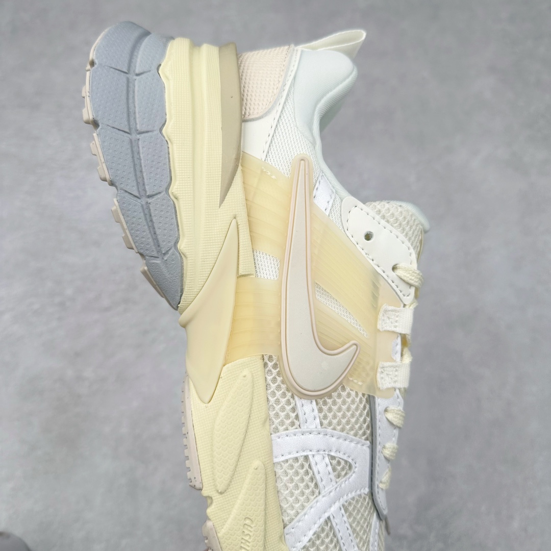 图片[6]-NK V2K Runtekk 减震防滑低帮 复古老爹鞋跑步鞋 HQ1512-110 鞋款被命名为 Runtekk 设计上借鉴了 2000 年的跑鞋风格 配色上以金属银为主调 简练又有复古运动气质 材质上使用大面积网眼、皮革、TPU 组成 支撑和透气性肯定不错 中底处由 Cushlon 泡绵打造 保证在压马路时可以提供优秀脚感 并通过一手做旧氧化效果突出复古感 中底造型很容易让大家联想到巴黎世家3XL 增高效果同样不能忽视 尺码：36 36.5 37.5 38 38.5 39 40 40.5 41 42 42.5 43 44 44.5 45-选品中心