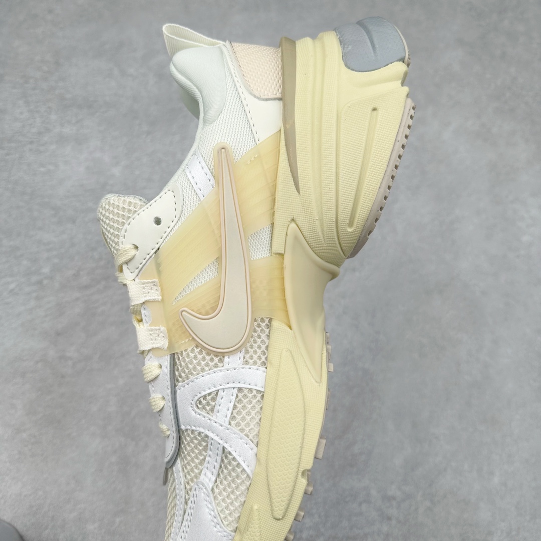 图片[7]-NK V2K Runtekk 减震防滑低帮 复古老爹鞋跑步鞋 HQ1512-110 鞋款被命名为 Runtekk 设计上借鉴了 2000 年的跑鞋风格 配色上以金属银为主调 简练又有复古运动气质 材质上使用大面积网眼、皮革、TPU 组成 支撑和透气性肯定不错 中底处由 Cushlon 泡绵打造 保证在压马路时可以提供优秀脚感 并通过一手做旧氧化效果突出复古感 中底造型很容易让大家联想到巴黎世家3XL 增高效果同样不能忽视 尺码：36 36.5 37.5 38 38.5 39 40 40.5 41 42 42.5 43 44 44.5 45-选品中心