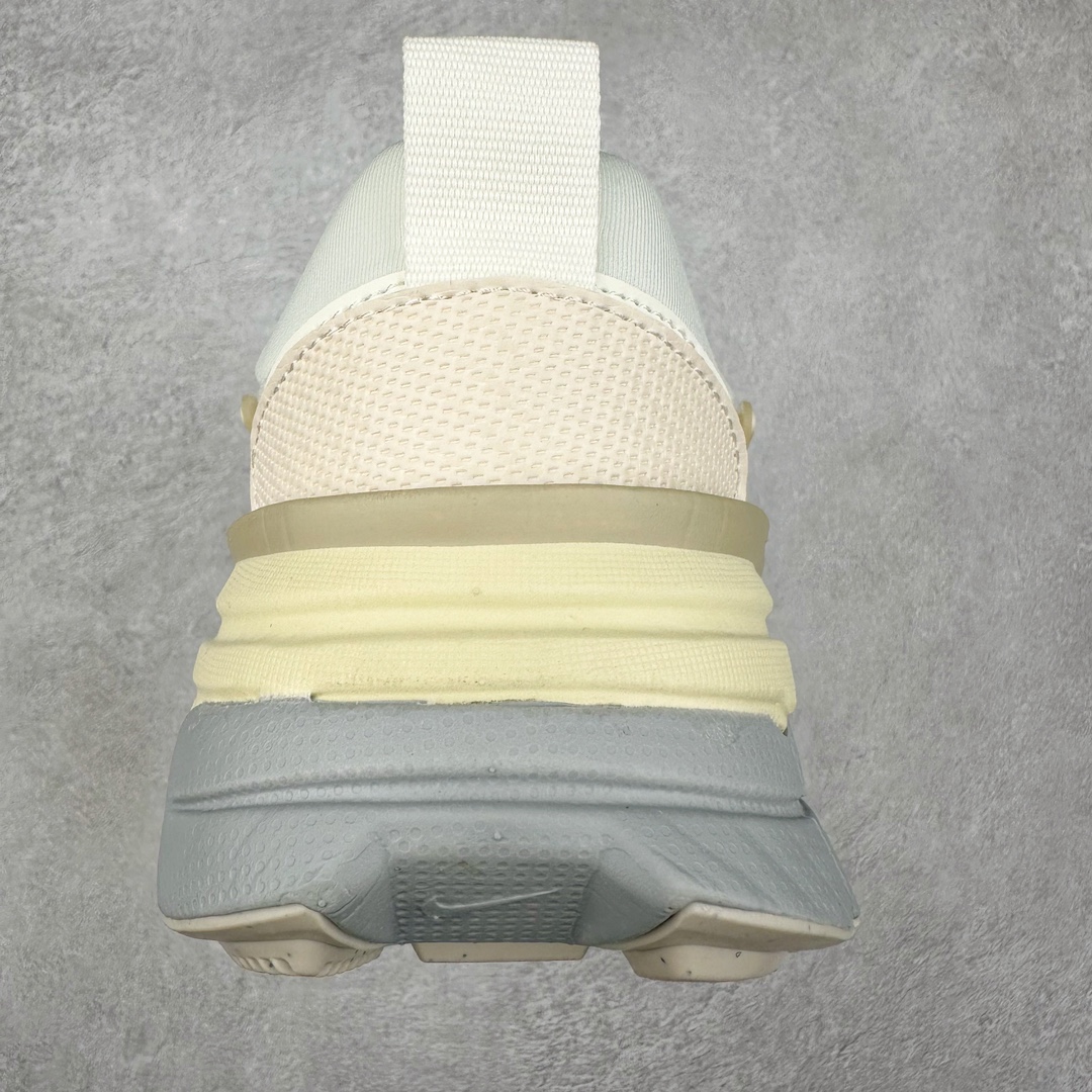 图片[8]-NK V2K Runtekk 减震防滑低帮 复古老爹鞋跑步鞋 HQ1512-110 鞋款被命名为 Runtekk 设计上借鉴了 2000 年的跑鞋风格 配色上以金属银为主调 简练又有复古运动气质 材质上使用大面积网眼、皮革、TPU 组成 支撑和透气性肯定不错 中底处由 Cushlon 泡绵打造 保证在压马路时可以提供优秀脚感 并通过一手做旧氧化效果突出复古感 中底造型很容易让大家联想到巴黎世家3XL 增高效果同样不能忽视 尺码：36 36.5 37.5 38 38.5 39 40 40.5 41 42 42.5 43 44 44.5 45-选品中心