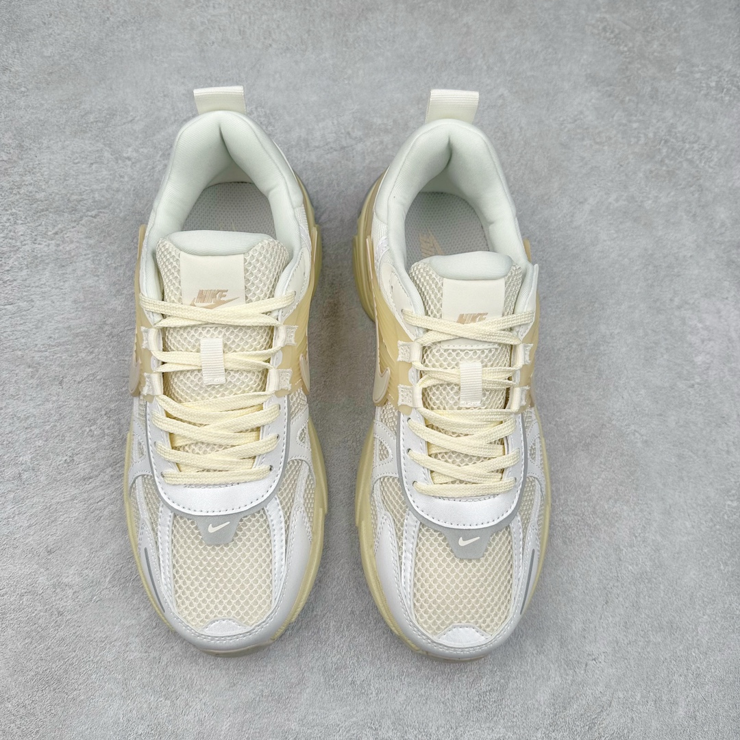 图片[2]-NK V2K Runtekk 减震防滑低帮 复古老爹鞋跑步鞋 HQ1512-110 鞋款被命名为 Runtekk 设计上借鉴了 2000 年的跑鞋风格 配色上以金属银为主调 简练又有复古运动气质 材质上使用大面积网眼、皮革、TPU 组成 支撑和透气性肯定不错 中底处由 Cushlon 泡绵打造 保证在压马路时可以提供优秀脚感 并通过一手做旧氧化效果突出复古感 中底造型很容易让大家联想到巴黎世家3XL 增高效果同样不能忽视 尺码：36 36.5 37.5 38 38.5 39 40 40.5 41 42 42.5 43 44 44.5 45-选品中心