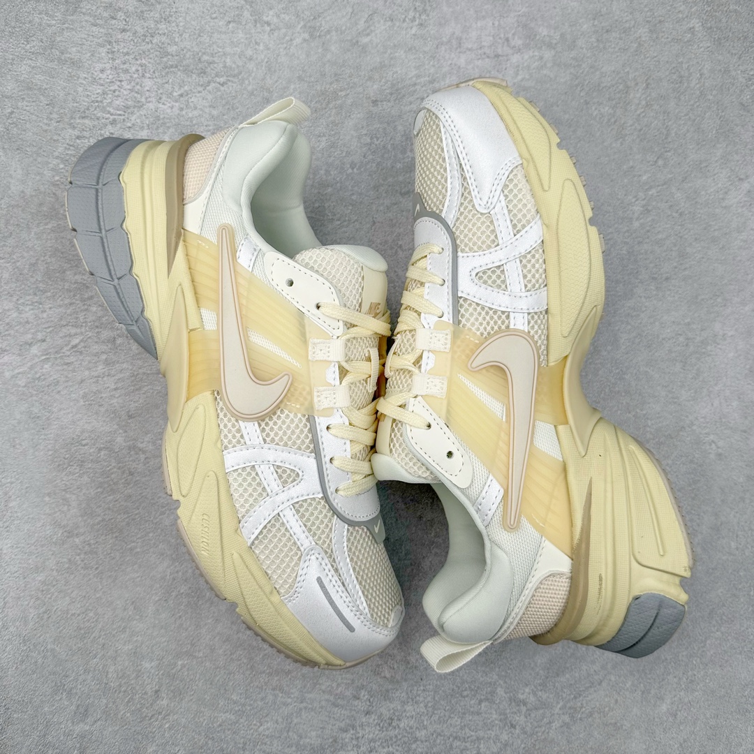 图片[3]-NK V2K Runtekk 减震防滑低帮 复古老爹鞋跑步鞋 HQ1512-110 鞋款被命名为 Runtekk 设计上借鉴了 2000 年的跑鞋风格 配色上以金属银为主调 简练又有复古运动气质 材质上使用大面积网眼、皮革、TPU 组成 支撑和透气性肯定不错 中底处由 Cushlon 泡绵打造 保证在压马路时可以提供优秀脚感 并通过一手做旧氧化效果突出复古感 中底造型很容易让大家联想到巴黎世家3XL 增高效果同样不能忽视 尺码：36 36.5 37.5 38 38.5 39 40 40.5 41 42 42.5 43 44 44.5 45-选品中心