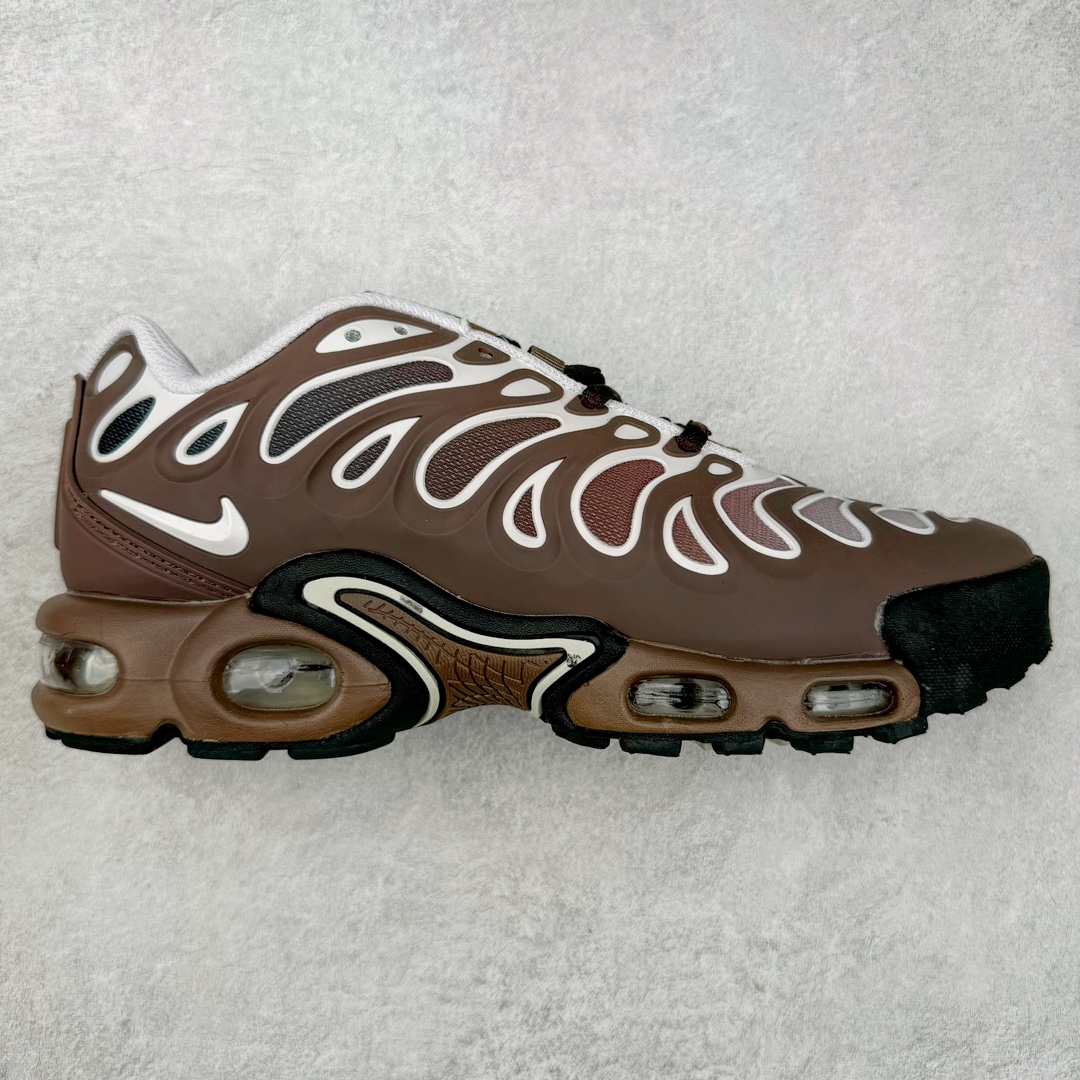 ＃特价福利 NK Air Max Plus Drift 复古气垫跑鞋 中底造型大部分保留，仅在前段追加了加固上翻 鞋面的经典轮廓得以重塑 带来更契合现代审美的外观 整双鞋采用撞色妆点 鞋面采用网眼布和皮革材质打造 鞋舌处带有 3M 反光科技 鞋垫处和鞋后跟印有 “TN” 字样 彰显鞋款身份 配置方面中底搭载 Air Max 科技 保证了日常穿着的缓震性 尺码：36 36.5 37.5 38 38.5 39 40 40.5 41 42 42.5 43 44 44.5 45-选品中心