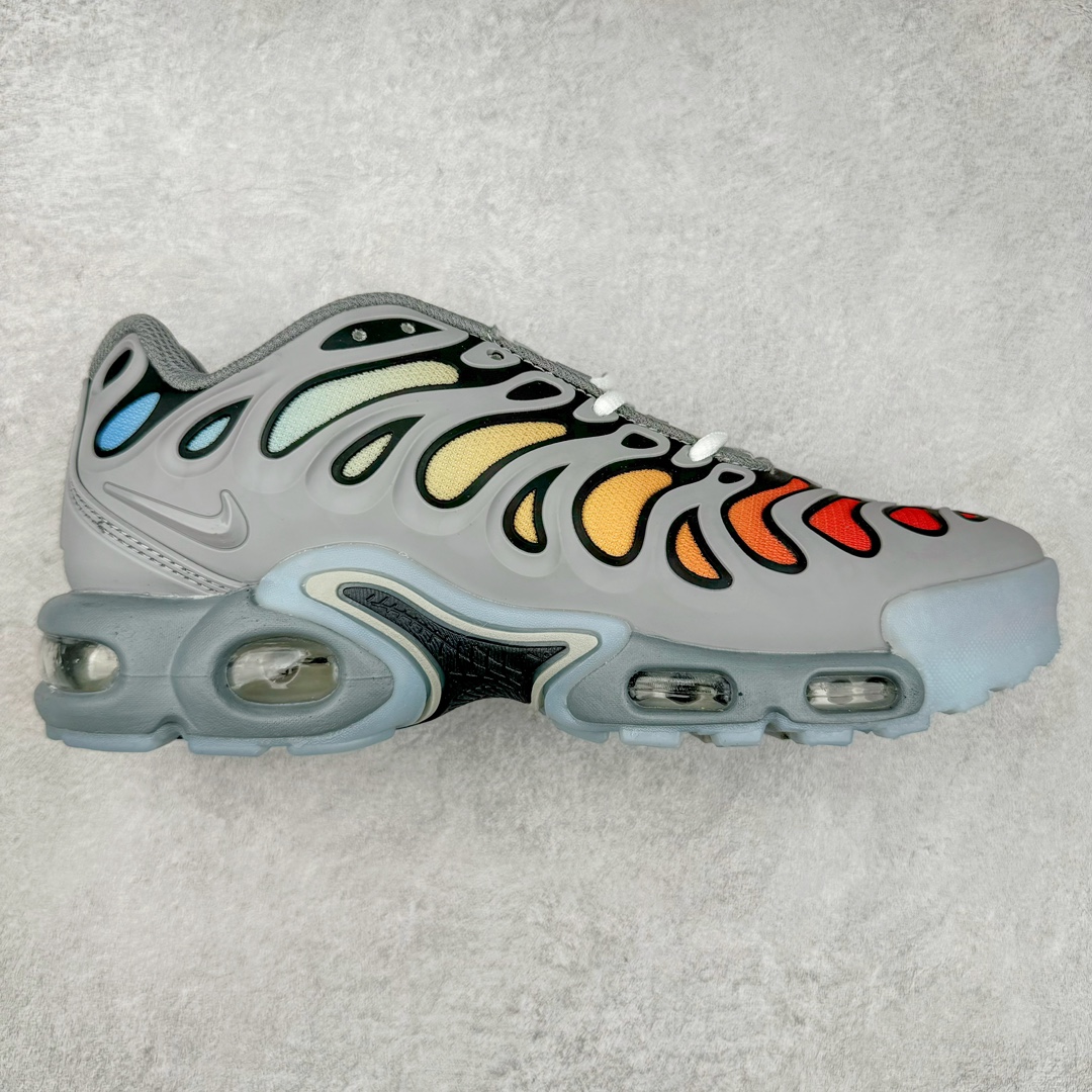 ＃特价福利 NK Air Max Plus Drift 复古气垫跑鞋 中底造型大部分保留，仅在前段追加了加固上翻 鞋面的经典轮廓得以重塑 带来更契合现代审美的外观 整双鞋采用撞色妆点 鞋面采用网眼布和皮革材质打造 鞋舌处带有 3M 反光科技 鞋垫处和鞋后跟印有 “TN” 字样 彰显鞋款身份 配置方面中底搭载 Air Max 科技 保证了日常穿着的缓震性 尺码：36 36.5 37.5 38 38.5 39 40 40.5 41 42 42.5 43 44 44.5 45-选品中心