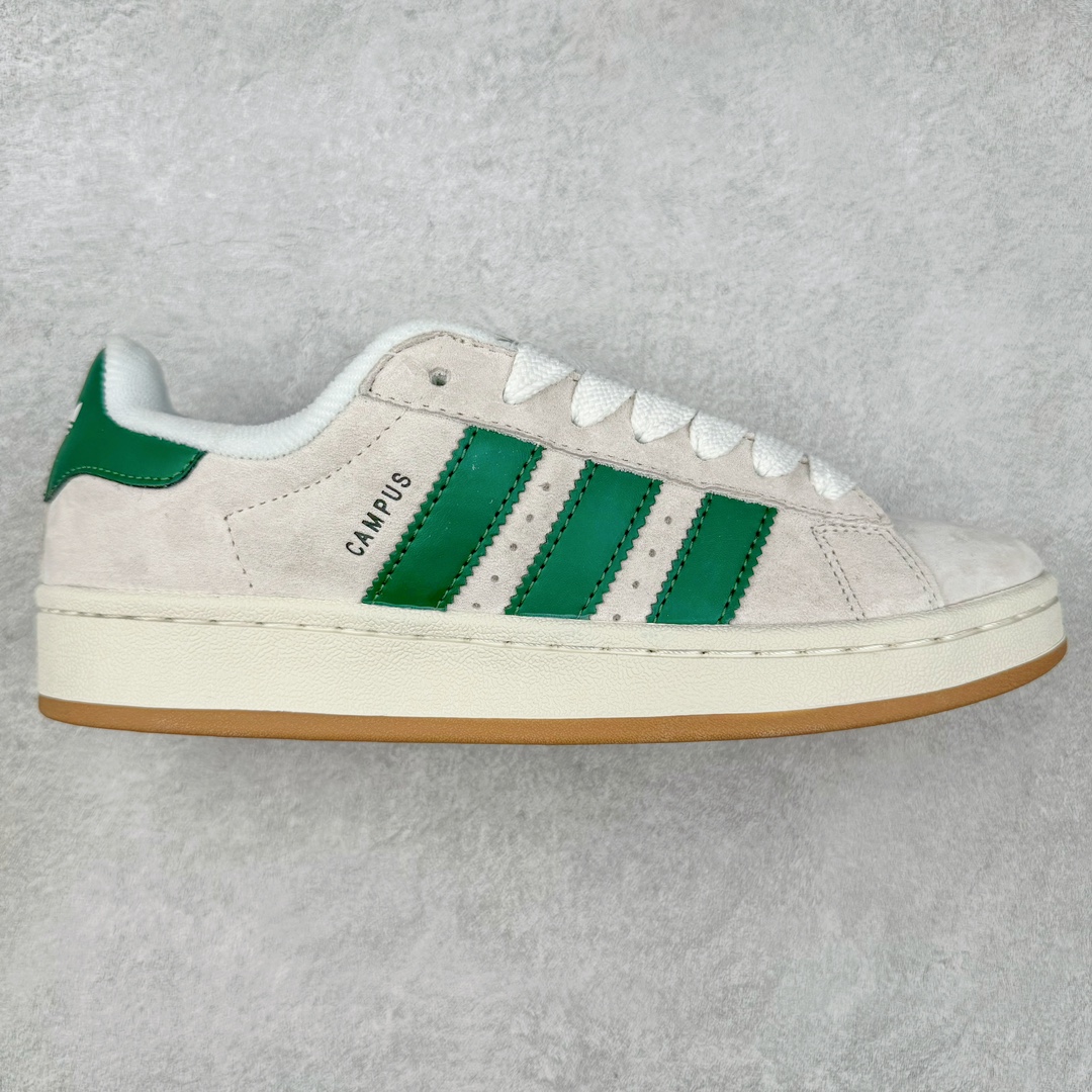 ＃福利特价 AD Originals Campus 00s 学院系列面包风经典复古低帮百搭休闲运动板鞋 GY0038 这次 Originals 选择了以经典复古鞋型 Campus 为蓝本打造全新面包鞋 这款鞋型联名不断 冠希当年对它更是钟爱有加 论牌面丝毫不输贝壳头、Forum 等大热鞋型 这次 Campus 一改 80 年代的瘦长造型 鞋舌、鞋身、鞋底甚至细节都变大了 营造出千禧年前后流行的面包鞋宽大廓形 因此鞋名改为 Campus 00s 鞋身采用绒面皮料搭配白色常规皮革 质感上还是延续了经典 Campus 的设计 鞋舌填充更加饱满 让鞋款整体看起来更加圆润 搭配上这款浅蓝配色 「蓝胖子」造型真的很可爱 鞋舌还加入了与以往 Campus 不同的全新三叶草 Logo 令造型更具千禧气息 鞋带也采用了加宽的设计 如果你不喜欢 这次还附送了传统鞋带可以替换 鞋底采用了米黄做旧设计 凸显鞋款的复古年代感 除了清新可人的浅蓝配色 还有一款酷灰配色 造型更加硬朗复古 而且相比浅蓝配色更加耐脏 尺码：36 36⅔ 37⅓ 38 38⅔ 39⅓ 40 40⅔ 41⅓ 42 42⅔ 43⅓ 44 45-选品中心