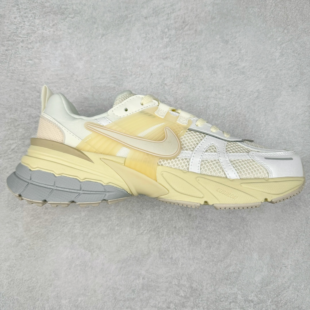 NK V2K Runtekk 减震防滑低帮 复古老爹鞋跑步鞋 HQ1512-110 鞋款被命名为 Runtekk 设计上借鉴了 2000 年的跑鞋风格 配色上以金属银为主调 简练又有复古运动气质 材质上使用大面积网眼、皮革、TPU 组成 支撑和透气性肯定不错 中底处由 Cushlon 泡绵打造 保证在压马路时可以提供优秀脚感 并通过一手做旧氧化效果突出复古感 中底造型很容易让大家联想到巴黎世家3XL 增高效果同样不能忽视 尺码：36 36.5 37.5 38 38.5 39 40 40.5 41 42 42.5 43 44 44.5 45-选品中心