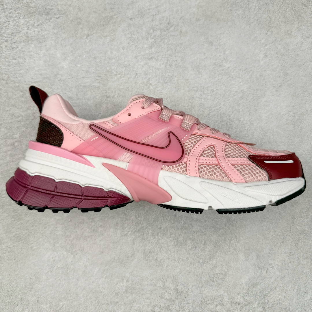 NK V2K Runtekk 减震防滑低帮 复古老爹鞋跑步鞋 FN0738-106 鞋款被命名为 Runtekk 设计上借鉴了 2000 年的跑鞋风格 配色上以金属银为主调 简练又有复古运动气质 材质上使用大面积网眼、皮革、TPU 组成 支撑和透气性肯定不错 中底处由 Cushlon 泡绵打造 保证在压马路时可以提供优秀脚感 并通过一手做旧氧化效果突出复古感 中底造型很容易让大家联想到巴黎世家3XL 增高效果同样不能忽视 尺码：36 36.5 37.5 38 38.5 39 40 40.5 41 42 42.5 43 44 44.5 45-选品中心