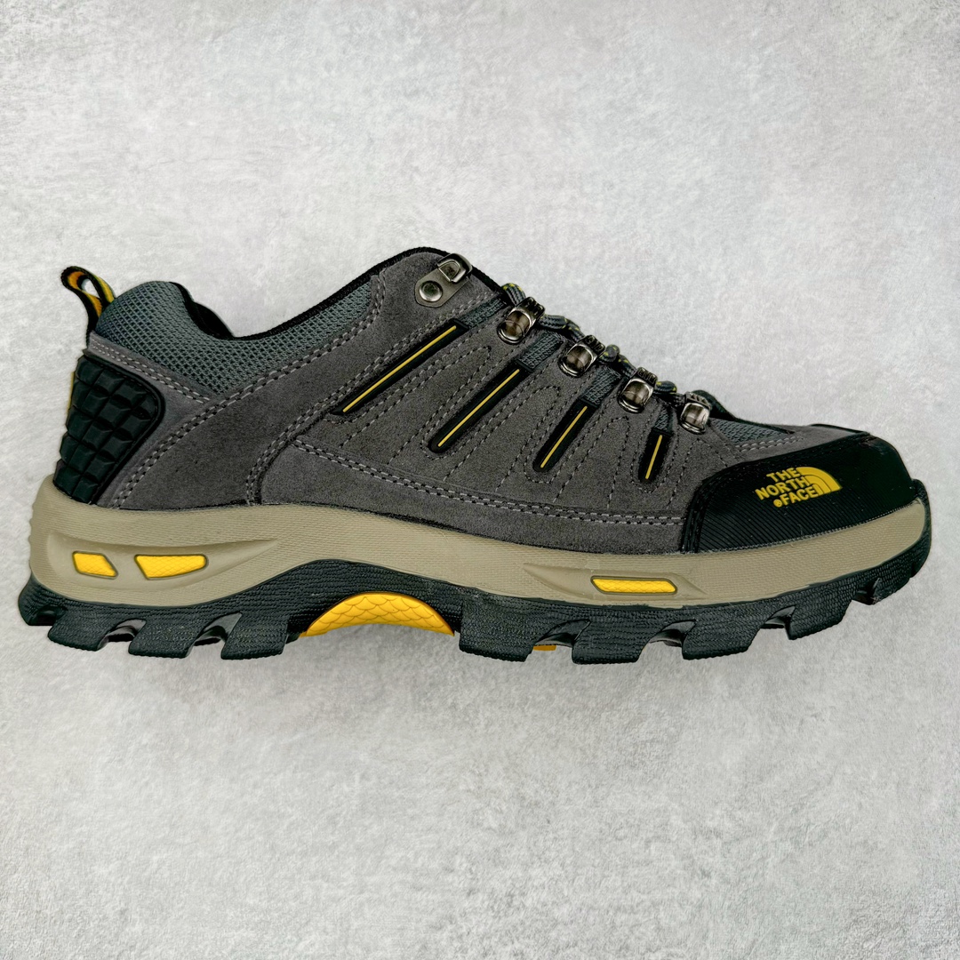 The North Face 北面 乐斯菲斯户外运动休闲登山越野徒步鞋 广东大厂品质 面料采用进口磨砂牛皮 鞋底采用Vibram黄金大底 专门为鞋底设计的橡胶以出色的耐磨性 良好的防滑性或得不少户外运动爱好者的喜欢 专业户外登山品牌（北面）The North Face自1966年创立，由两位热爱登山徒步的年轻登山者于美西旧金山开创，不断透过研发与创新，并且将最先进的技术结合在服装与鞋款设计，生产多种外型帅气且专业能力非常强的户外运动装备而备受欢迎。 尺码：39-44 （运动鞋码）-选品中心