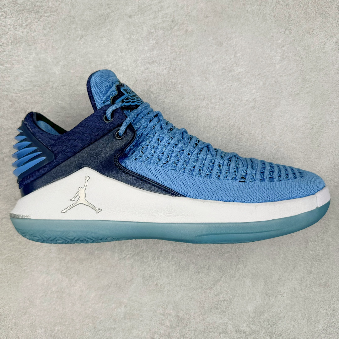 ＃K版纯原 Air Jordan XXXII AJ32 Low PF 减震防滑低帮实战篮球鞋 北卡蓝 AH3347-401 再次以经典白蓝配色向迈克尔的伟大精神致敬，结合 Zoom Air 缓震系统和 FlightSpeed 技术，为运动员带来柔和的缓冲以及迅速灵敏的响应。匠心搭配 Flyknit 鞋面，轻盈包覆双足，低帮版本，灵动极速的非凡体验。 尺码：39 40 40.5 41 42 42.5 43 44 44.5 45 46 47.5-选品中心